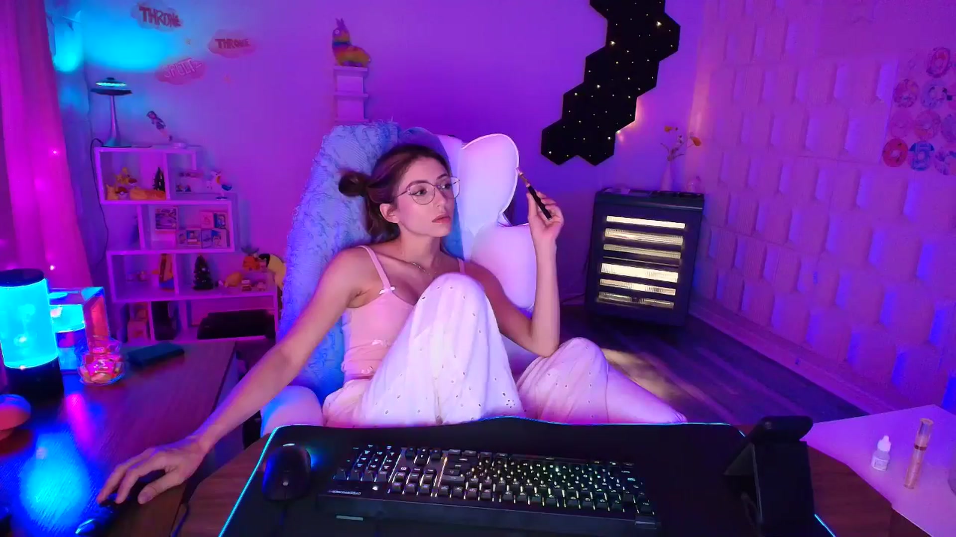 Gallery image thumbnail from kaydolll's myfreecams stream on, 04/11/2025, 06:47 image 3 of 20