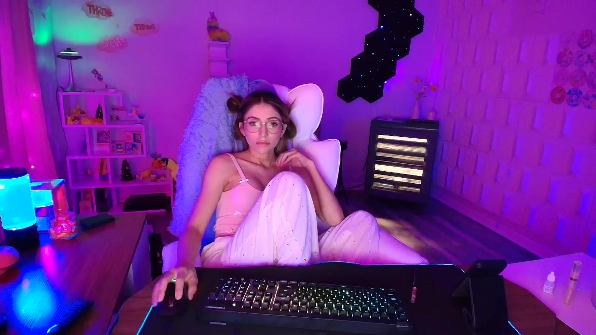 Gallery image thumbnail from kaydolll's myfreecams stream on, 04/11/2025, 06:47 image 7 of 20