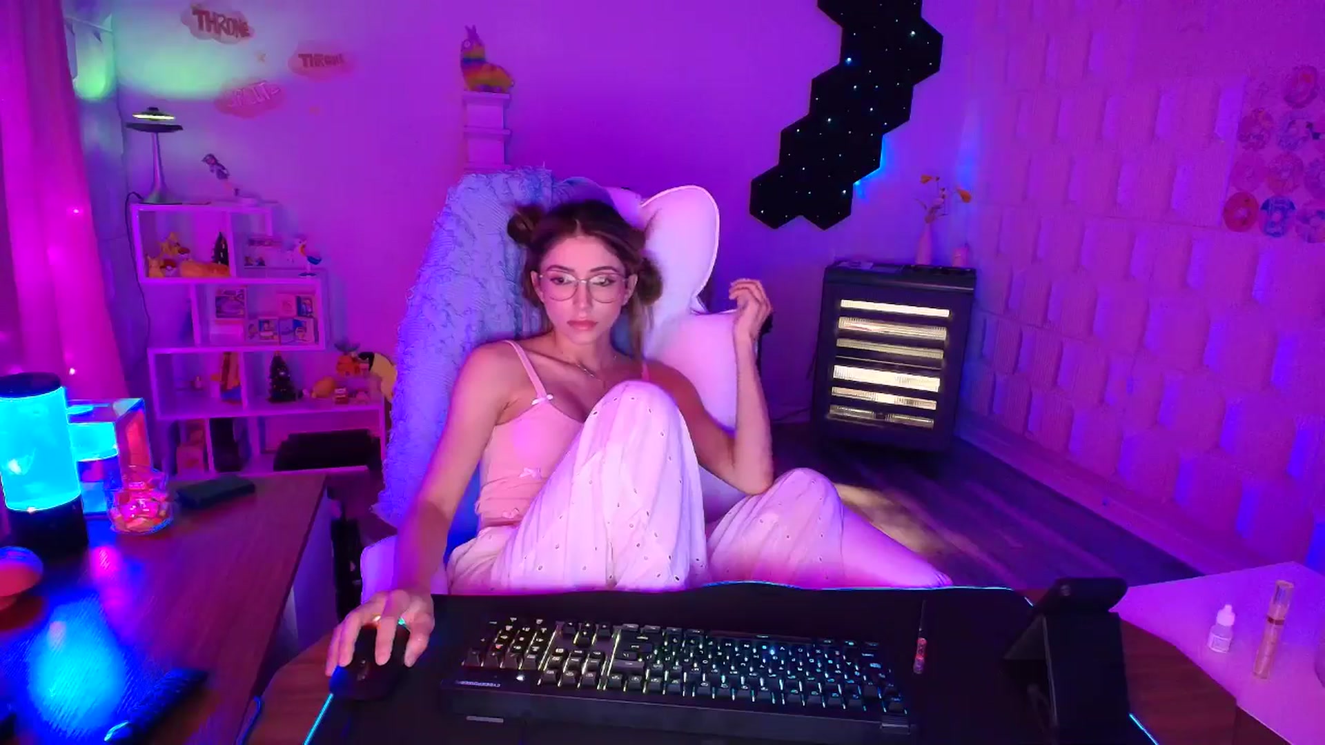 Gallery image thumbnail from kaydolll's myfreecams stream on, 04/11/2025, 06:47 image 4 of 20