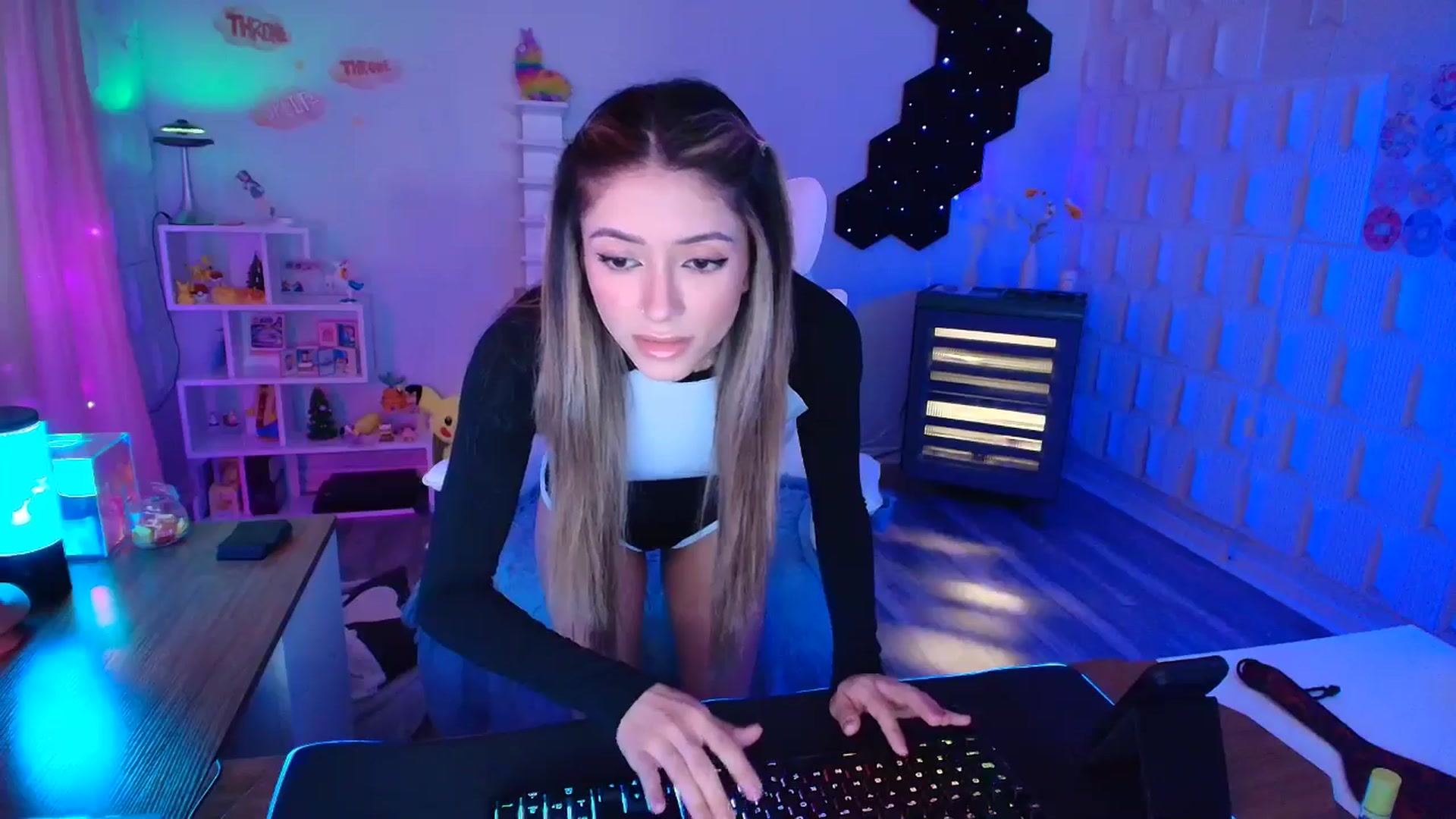 Gallery image thumbnail from kaydolll's myfreecams stream on, 04/11/2025, 23:42 image 5 of 20