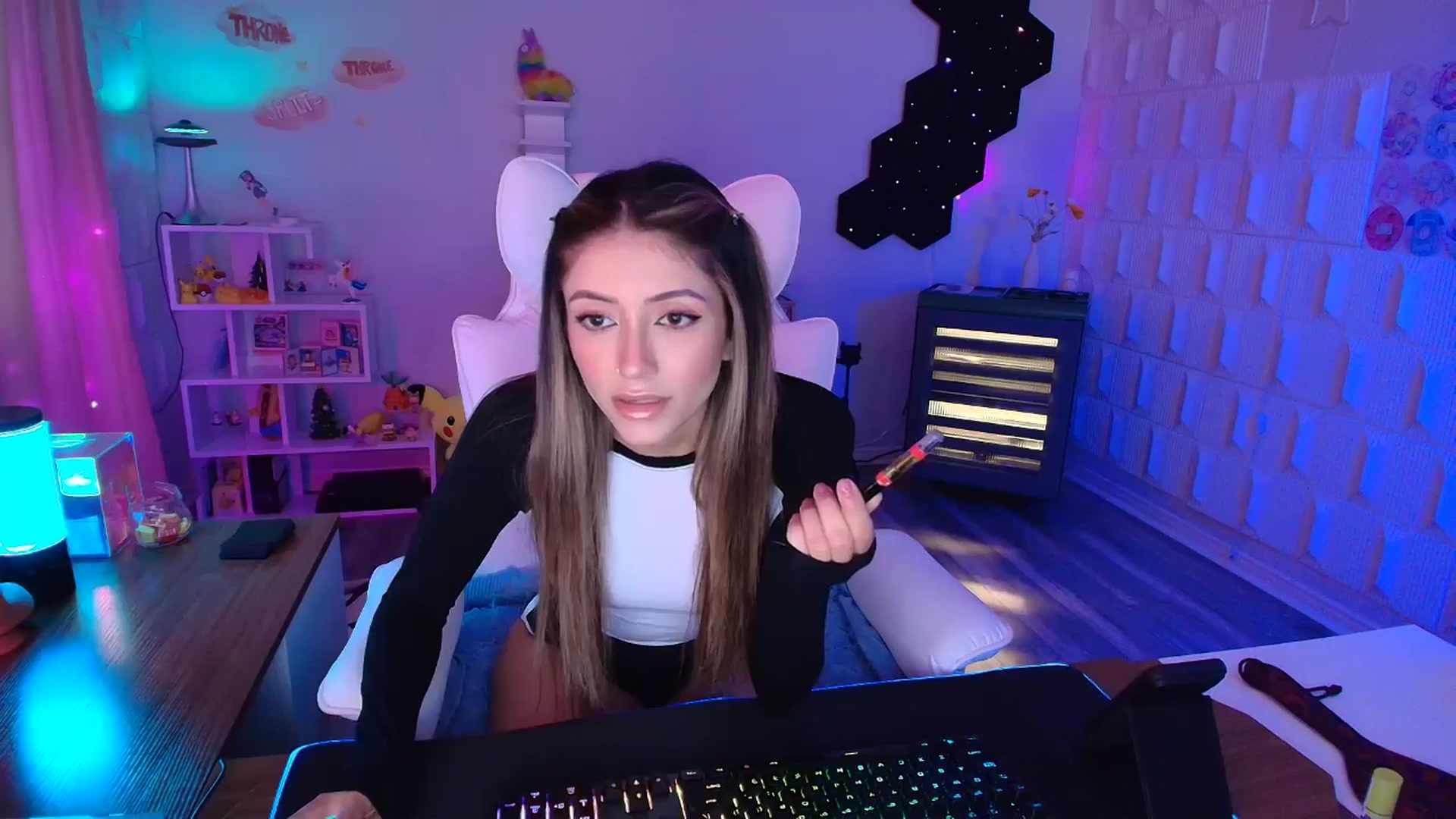 Gallery image thumbnail from kaydolll's myfreecams stream on, 04/11/2025, 23:42 image 3 of 20