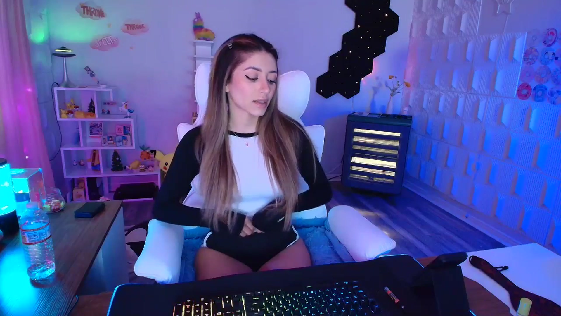 Gallery image thumbnail from kaydolll's myfreecams stream on, 04/12/2025, 24:09 image 9 of 20