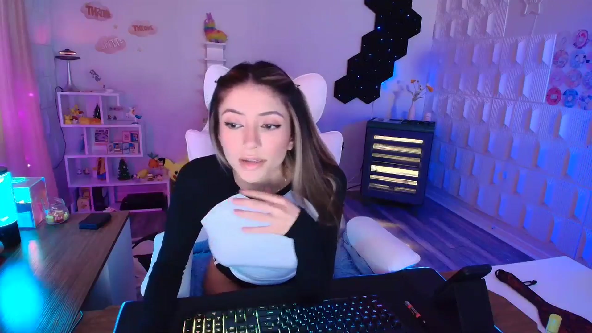 Gallery image thumbnail from kaydolll's myfreecams stream on, 04/12/2025, 24:09 image 6 of 20