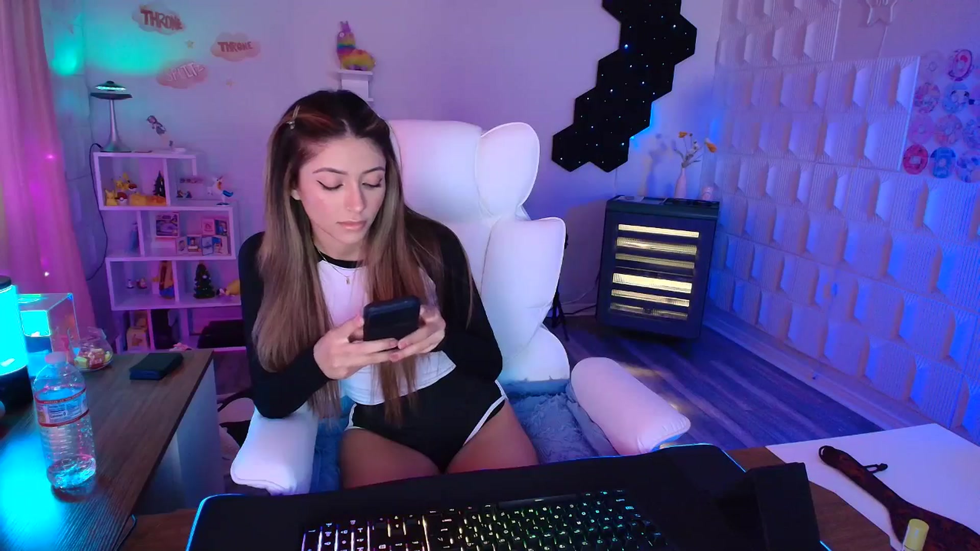 Gallery image thumbnail from kaydolll's myfreecams stream on, 04/12/2025, 24:09 image 12 of 20