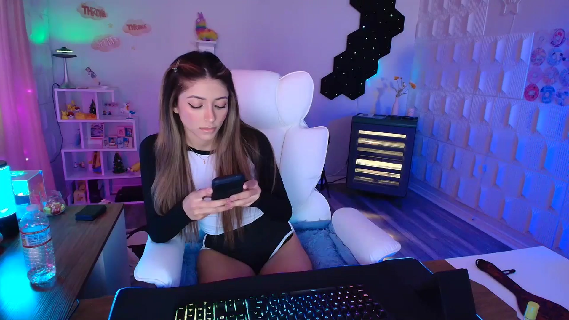 Gallery image thumbnail from kaydolll's myfreecams stream on, 04/12/2025, 24:09 image 11 of 20
