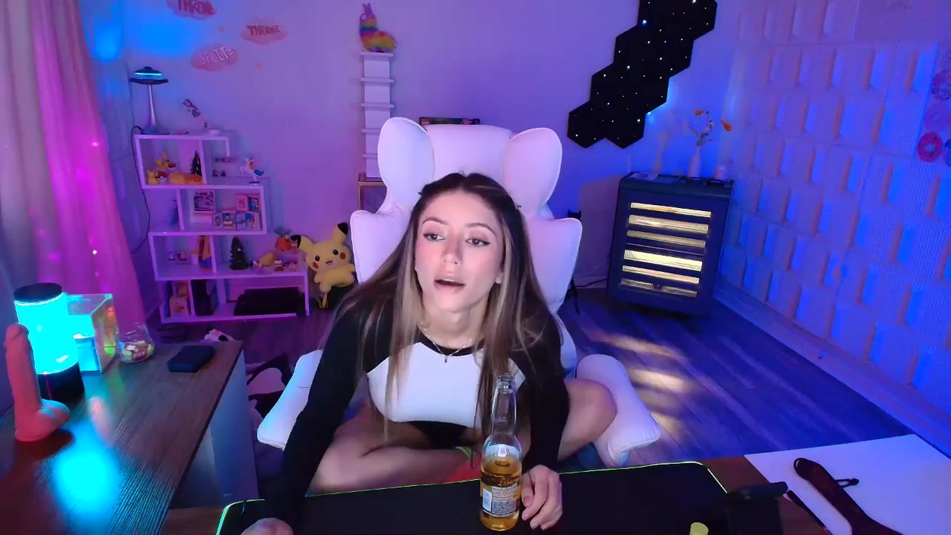 Gallery image thumbnail from kaydolll's myfreecams stream on, 04/12/2025, 01:26 image 9 of 20