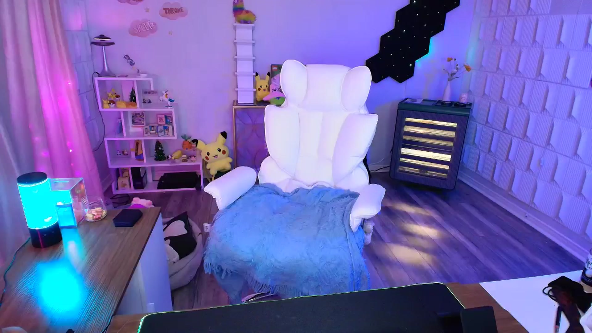 Gallery image thumbnail from kaydolll's myfreecams stream on, 04/12/2025, 03:04 image 6 of 20