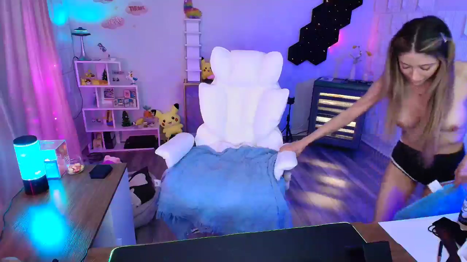 Gallery image thumbnail from kaydolll's myfreecams stream on, 04/12/2025, 03:04 image 5 of 20