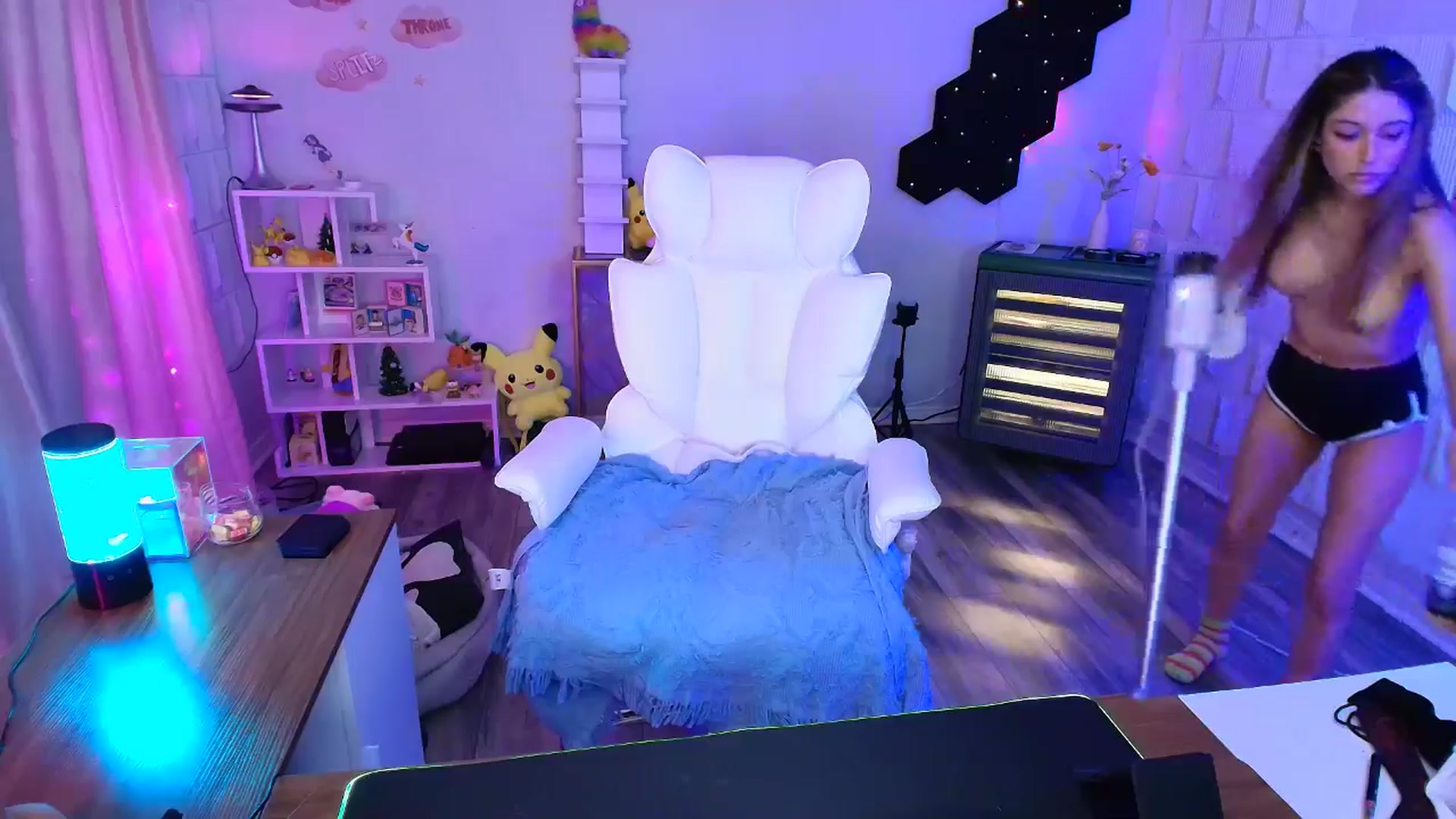 Gallery image thumbnail from kaydolll's myfreecams stream on, 04/12/2025, 03:04 image 4 of 20
