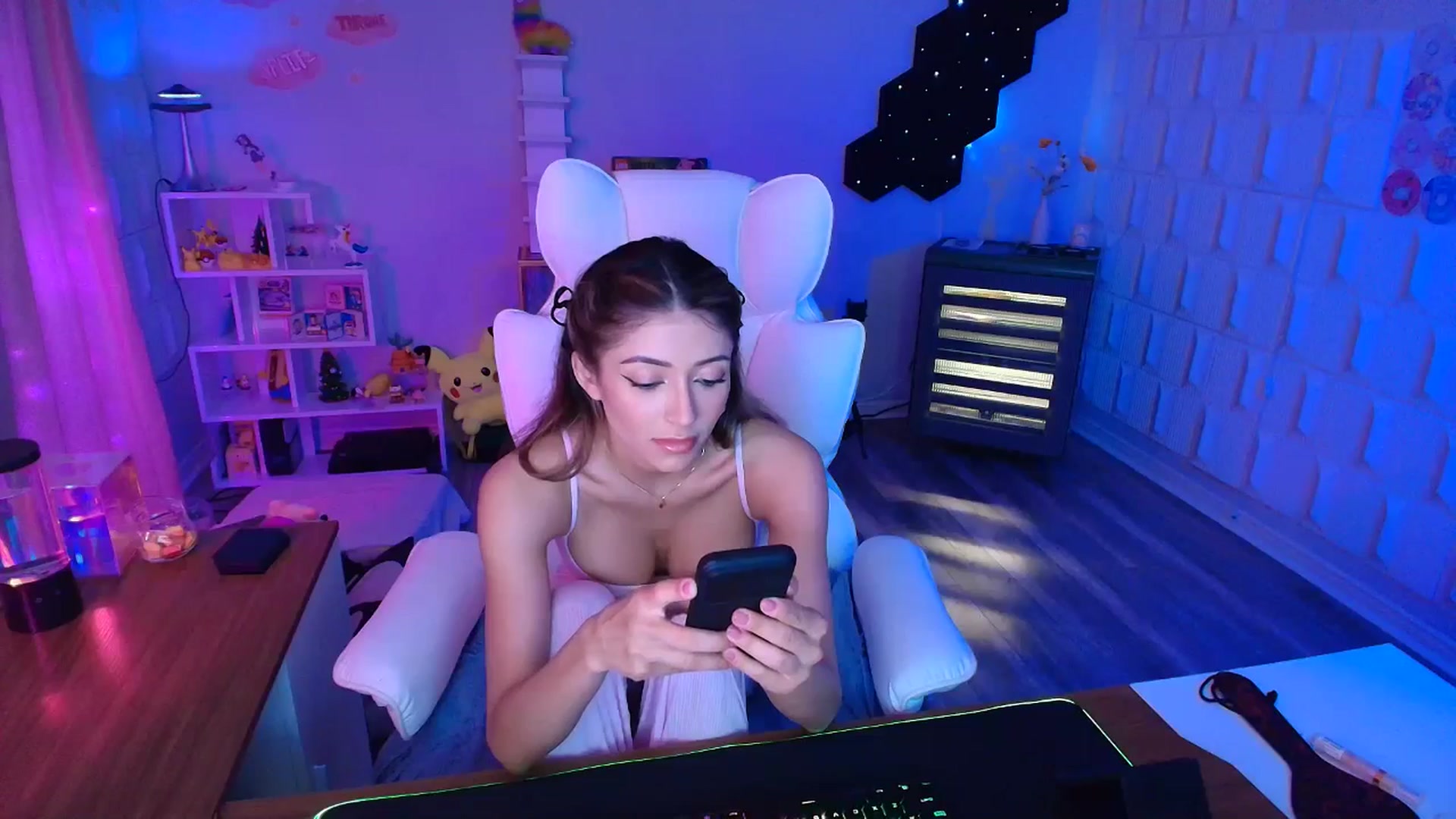 Gallery image thumbnail from kaydolll's myfreecams stream on, 04/13/2025, 02:43 image 10 of 20