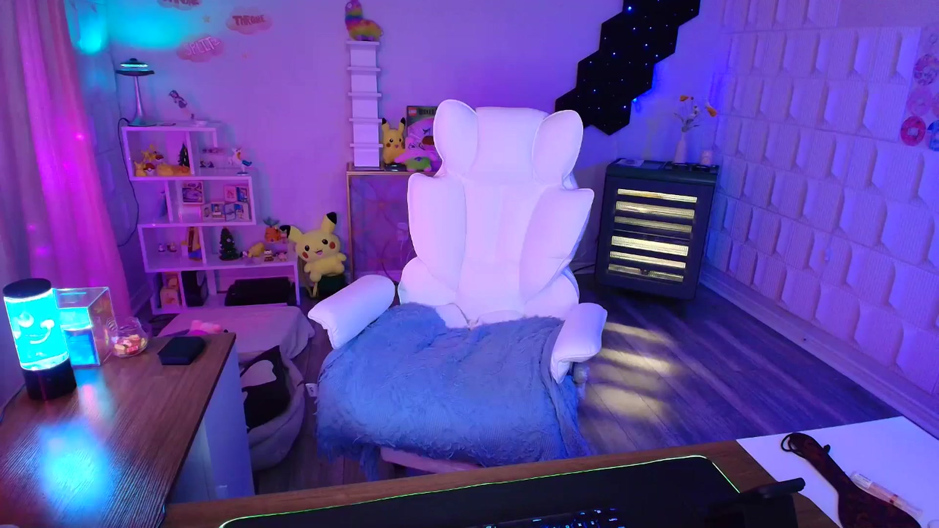 Gallery image thumbnail from kaydolll's myfreecams stream on, 04/13/2025, 02:43 image 15 of 20