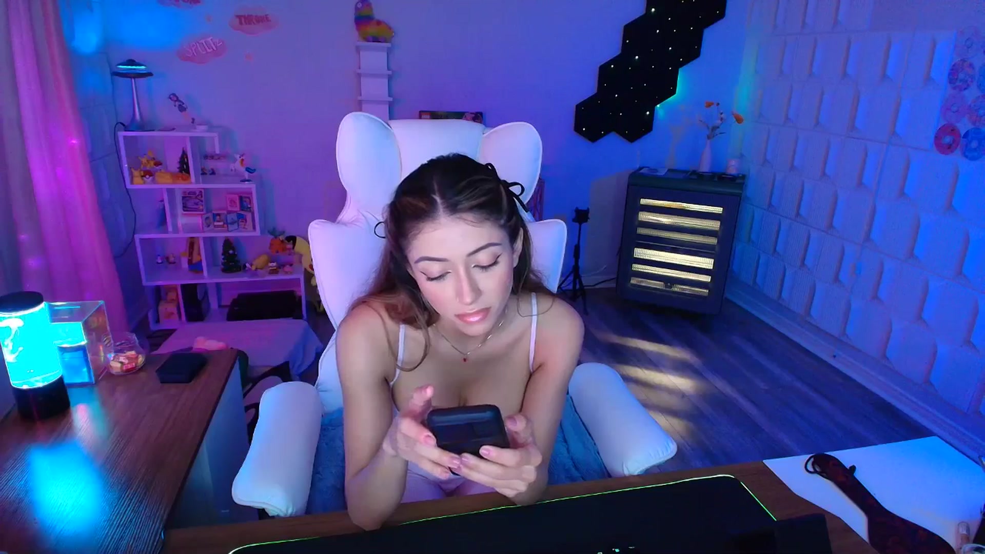 Gallery image thumbnail from kaydolll's myfreecams stream on, 04/13/2025, 03:38 image 12 of 20