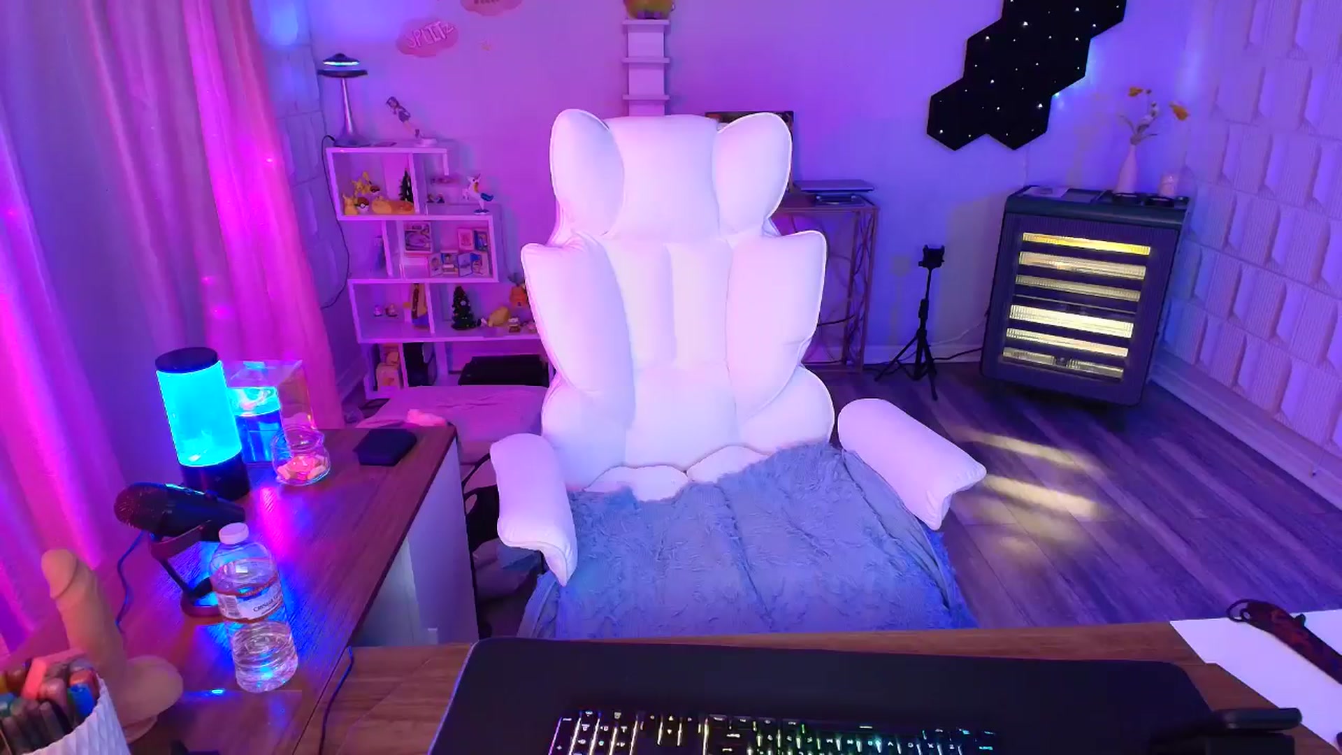 Gallery image thumbnail from kaydolll's myfreecams stream on, 04/13/2025, 05:45 image 12 of 20