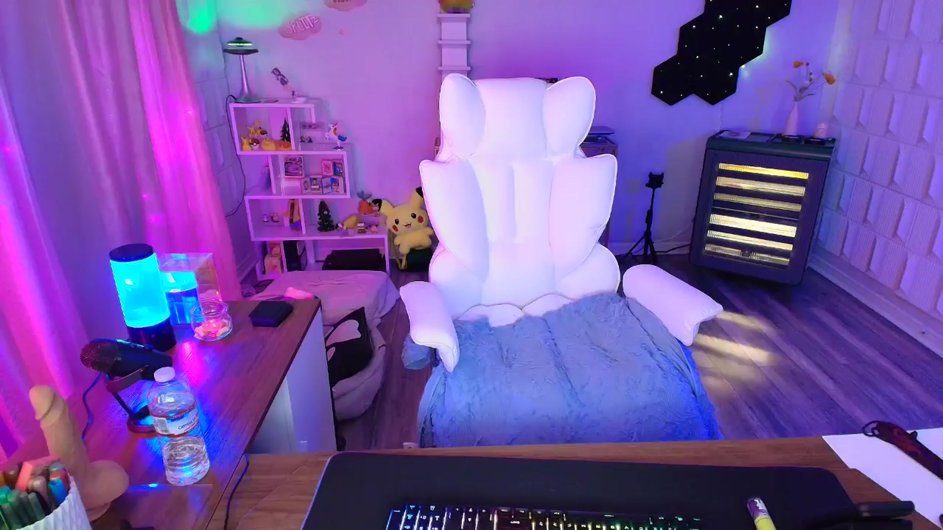 Gallery image thumbnail from kaydolll's myfreecams stream on, 04/13/2025, 05:45 image 15 of 20