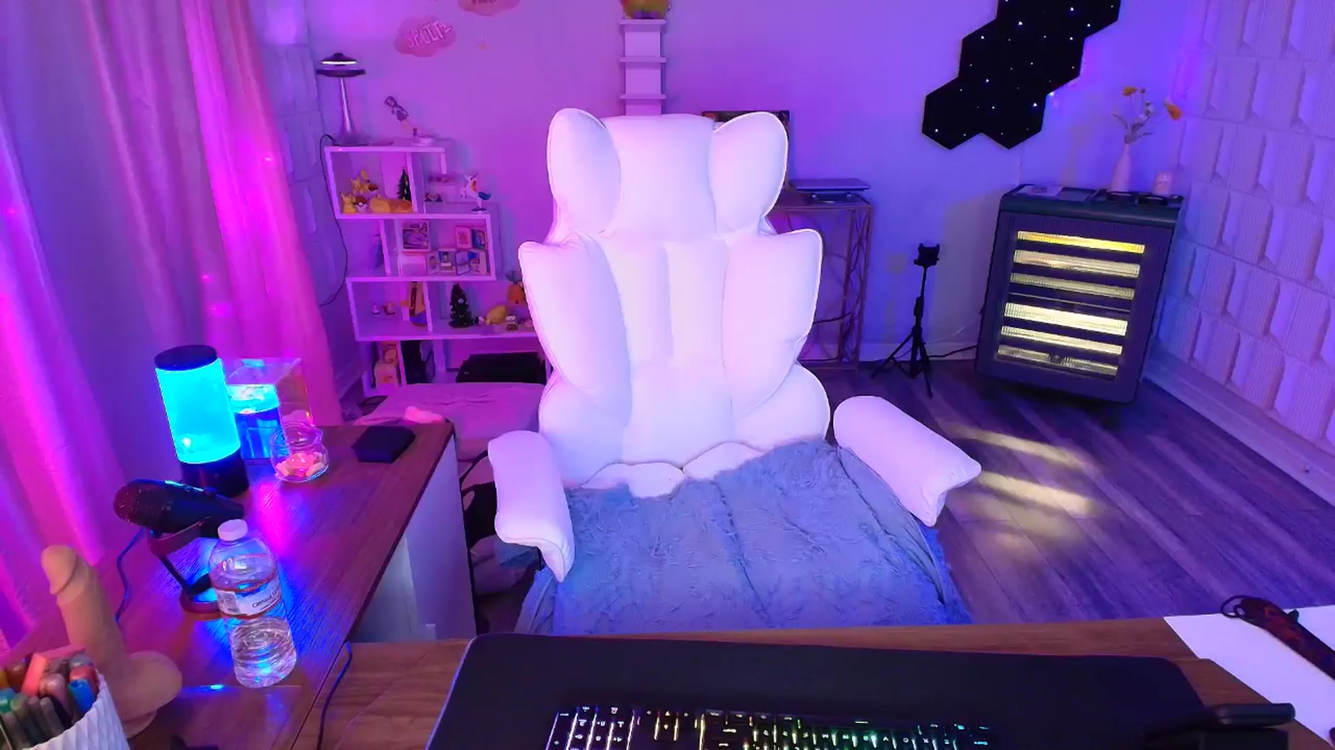 Gallery image thumbnail from kaydolll's myfreecams stream on, 04/13/2025, 05:45 image 13 of 20