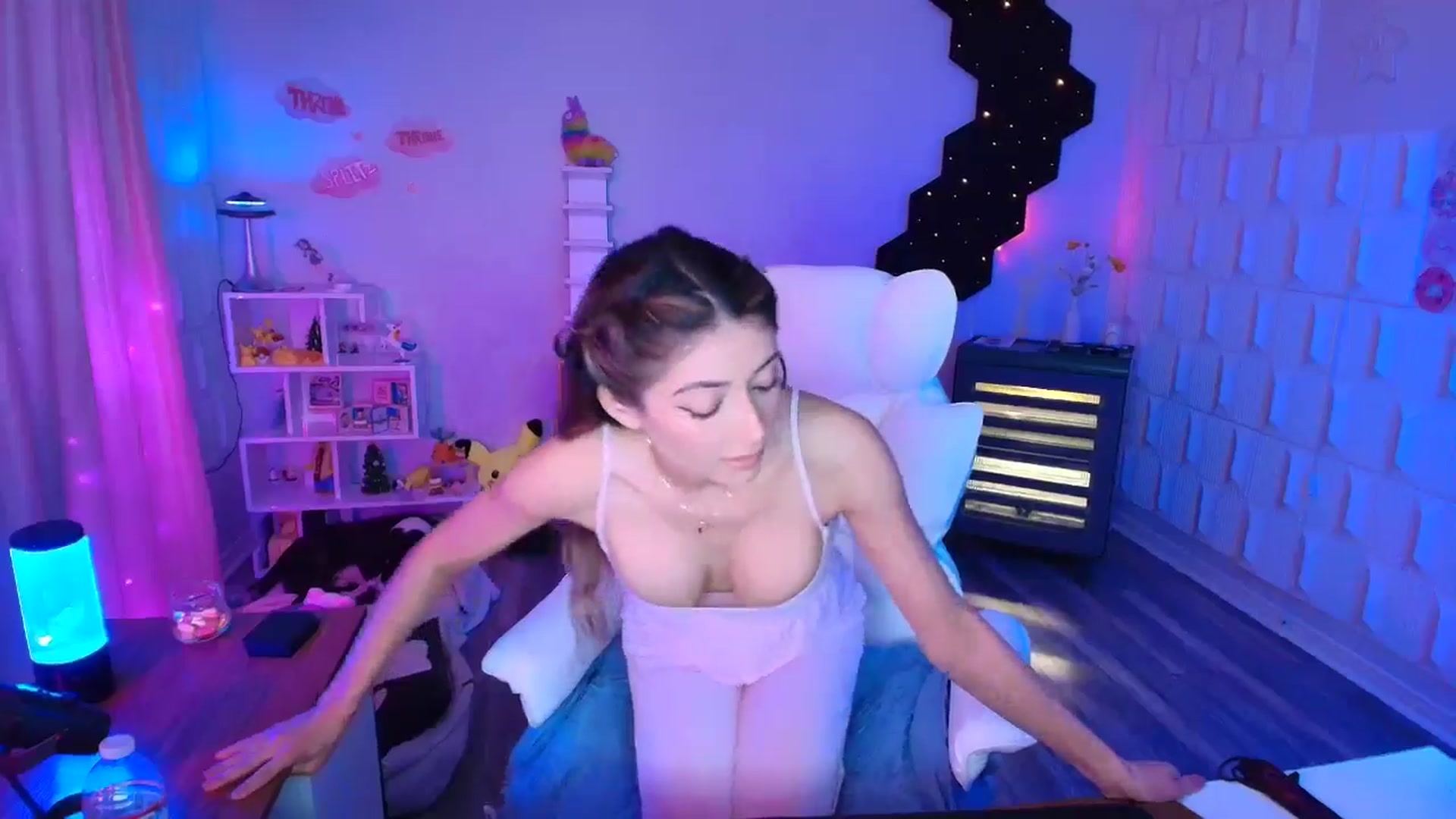 Gallery image thumbnail from kaydolll's myfreecams stream on, 04/13/2025, 05:45 image 6 of 20
