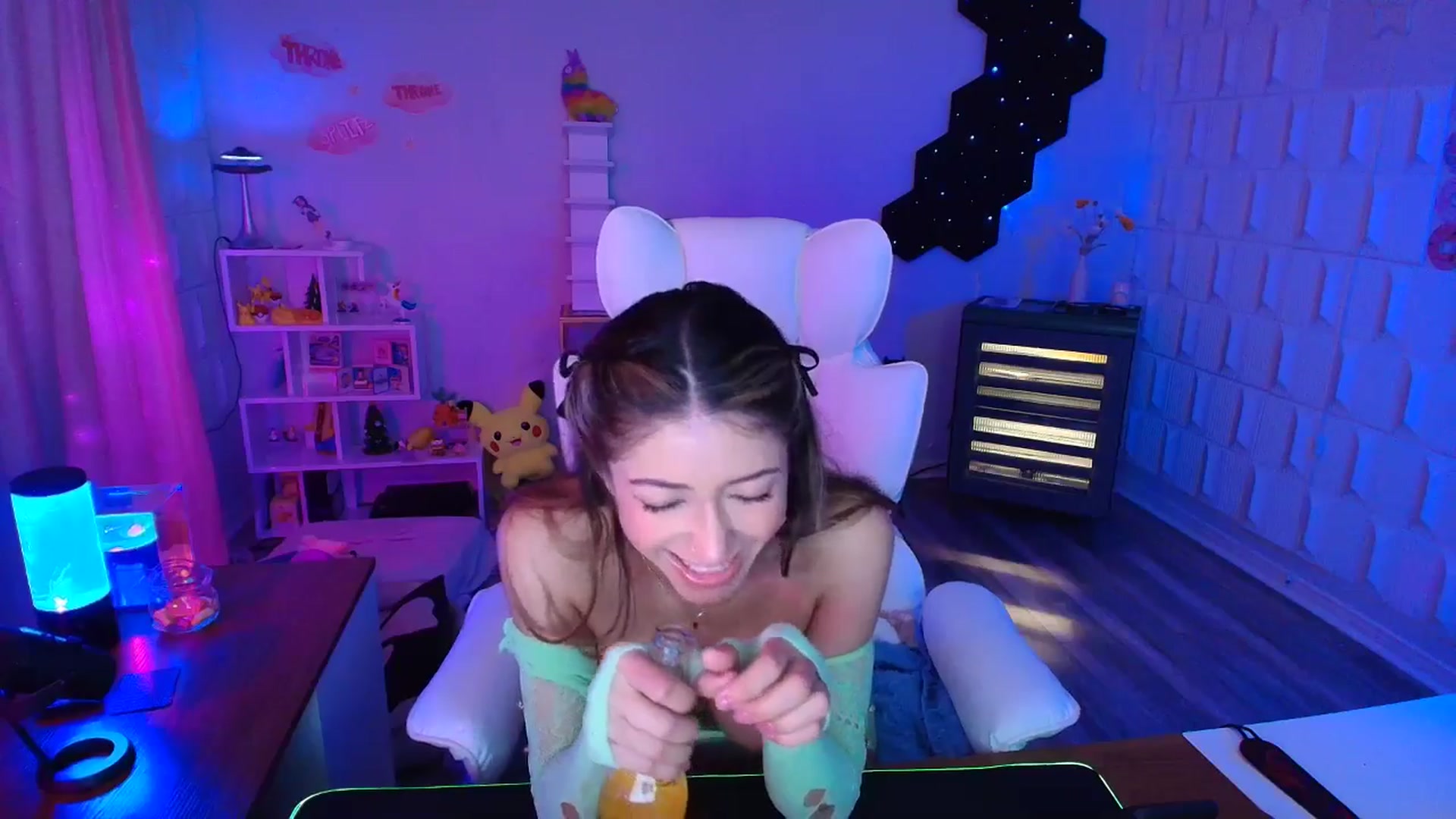 Gallery image thumbnail from kaydolll's myfreecams stream on, 04/13/2025, 06:46 image 8 of 20