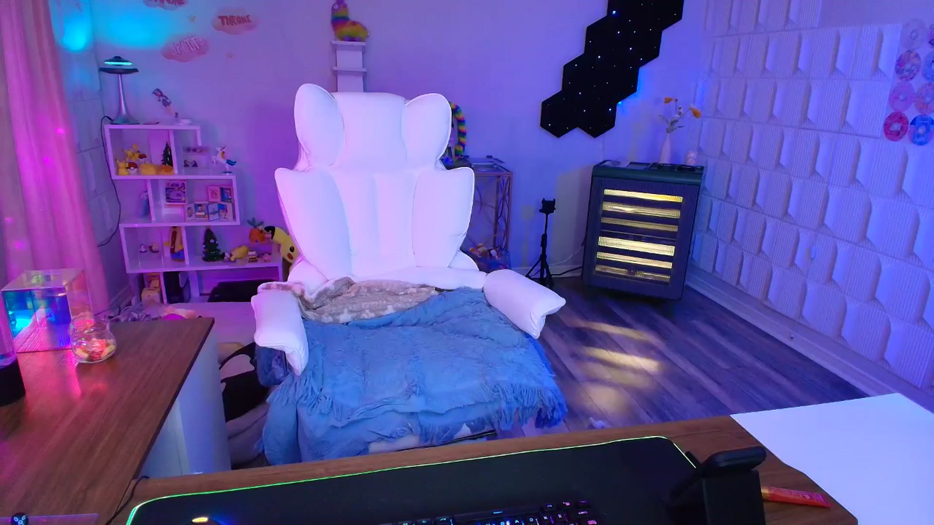 Gallery image thumbnail from kaydolll's myfreecams stream on, 04/18/2025, 05:03 image 2 of 20