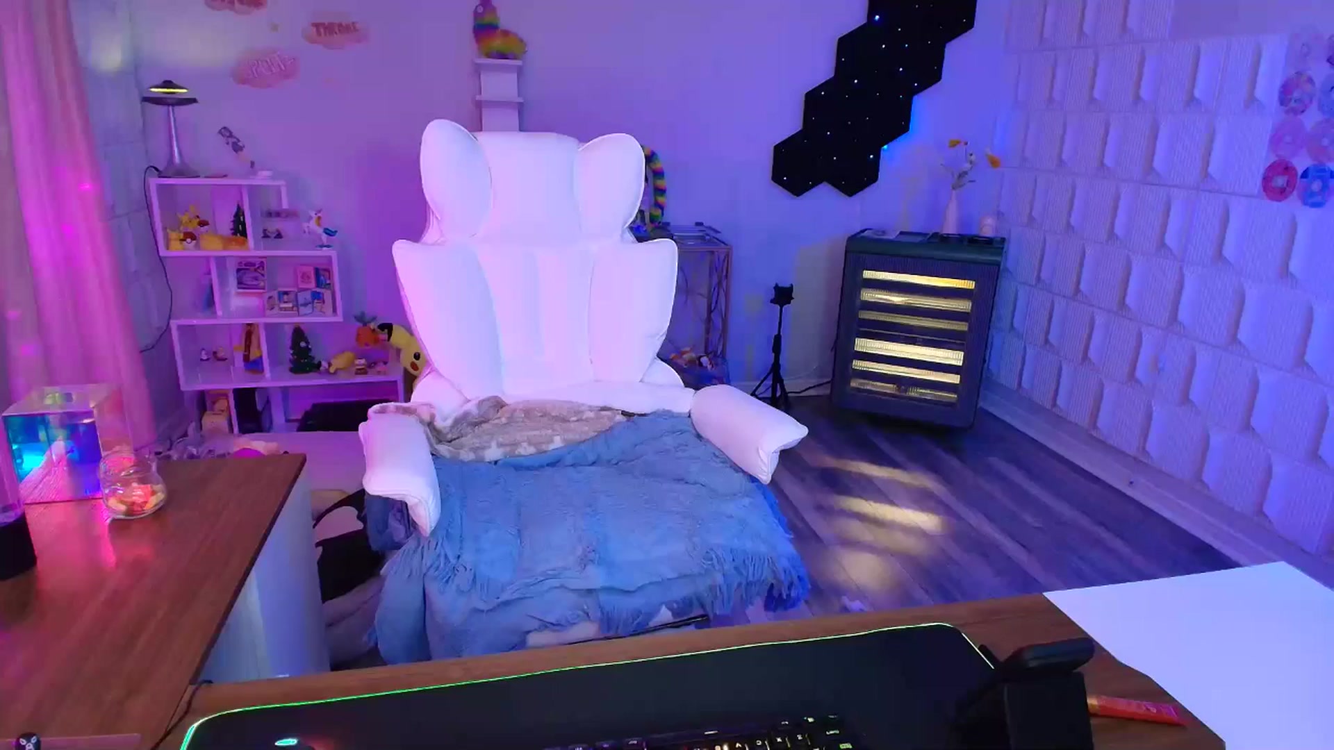 Gallery image thumbnail from kaydolll's myfreecams stream on, 04/18/2025, 05:03 image 1 of 20