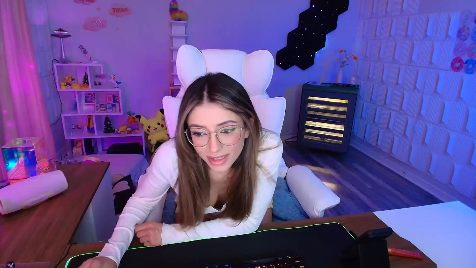 Gallery image thumbnail from kaydolll's myfreecams stream on, 04/18/2025, 05:03 image 17 of 20