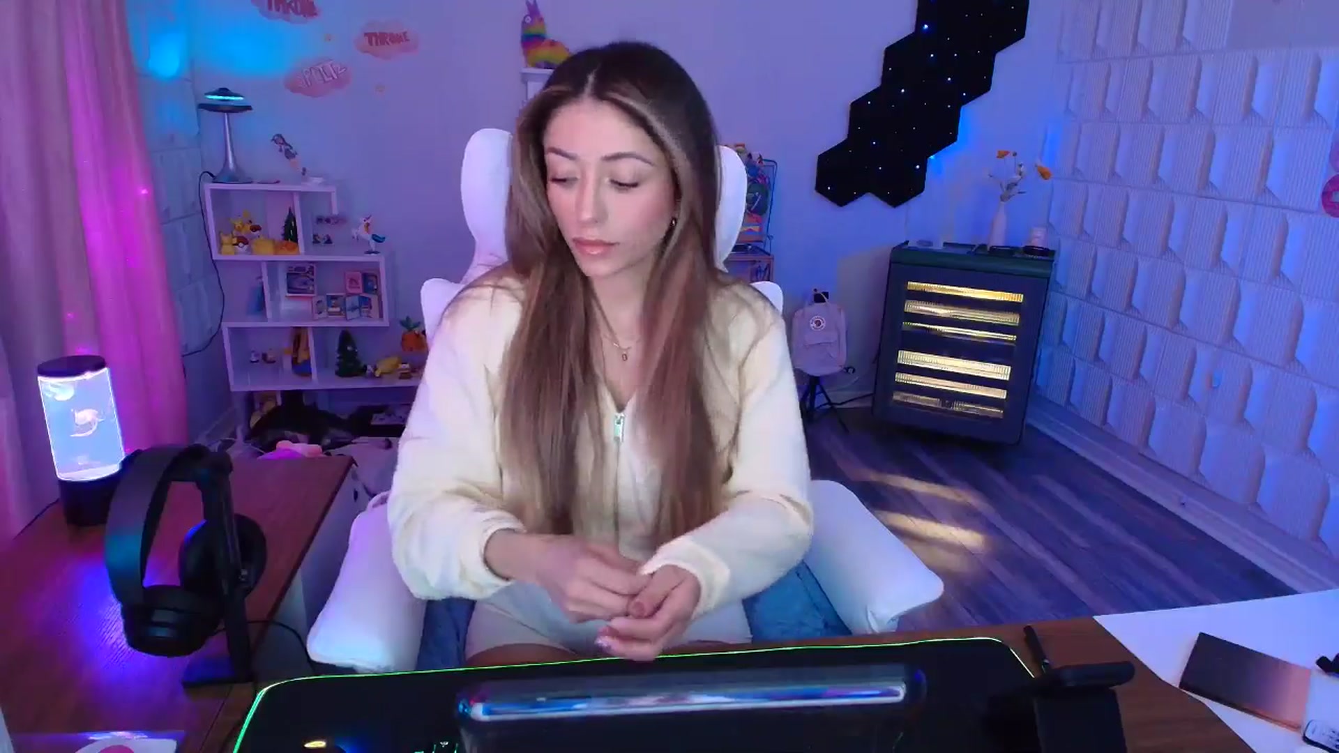 Gallery image thumbnail from kaydolll's myfreecams stream on, 04/19/2025, 05:01 image 17 of 20