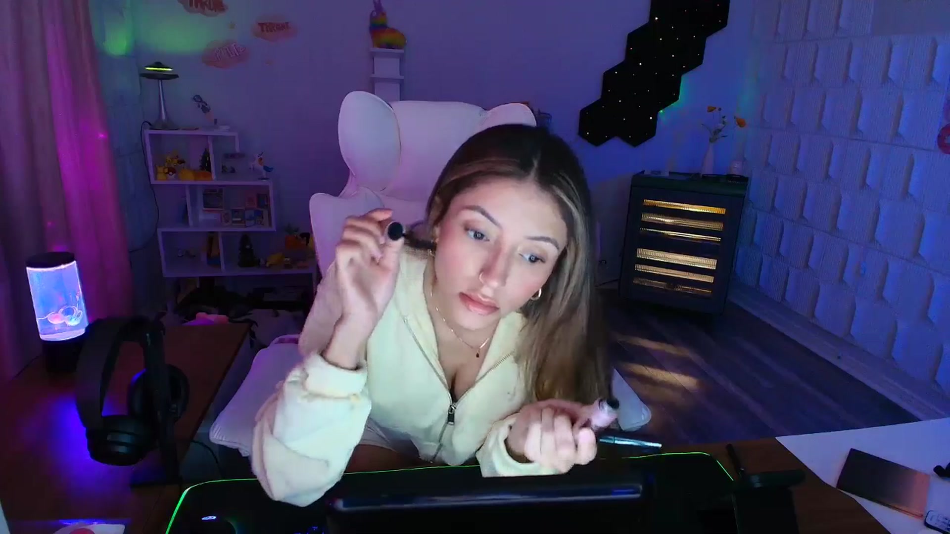 Gallery image thumbnail from kaydolll's myfreecams stream on, 04/19/2025, 05:01 image 9 of 20