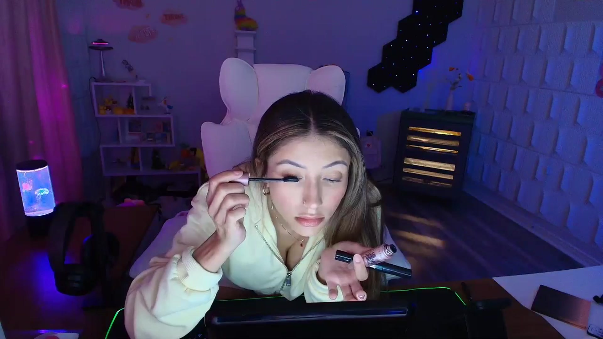 Gallery image thumbnail from kaydolll's myfreecams stream on, 04/19/2025, 05:01 image 10 of 20