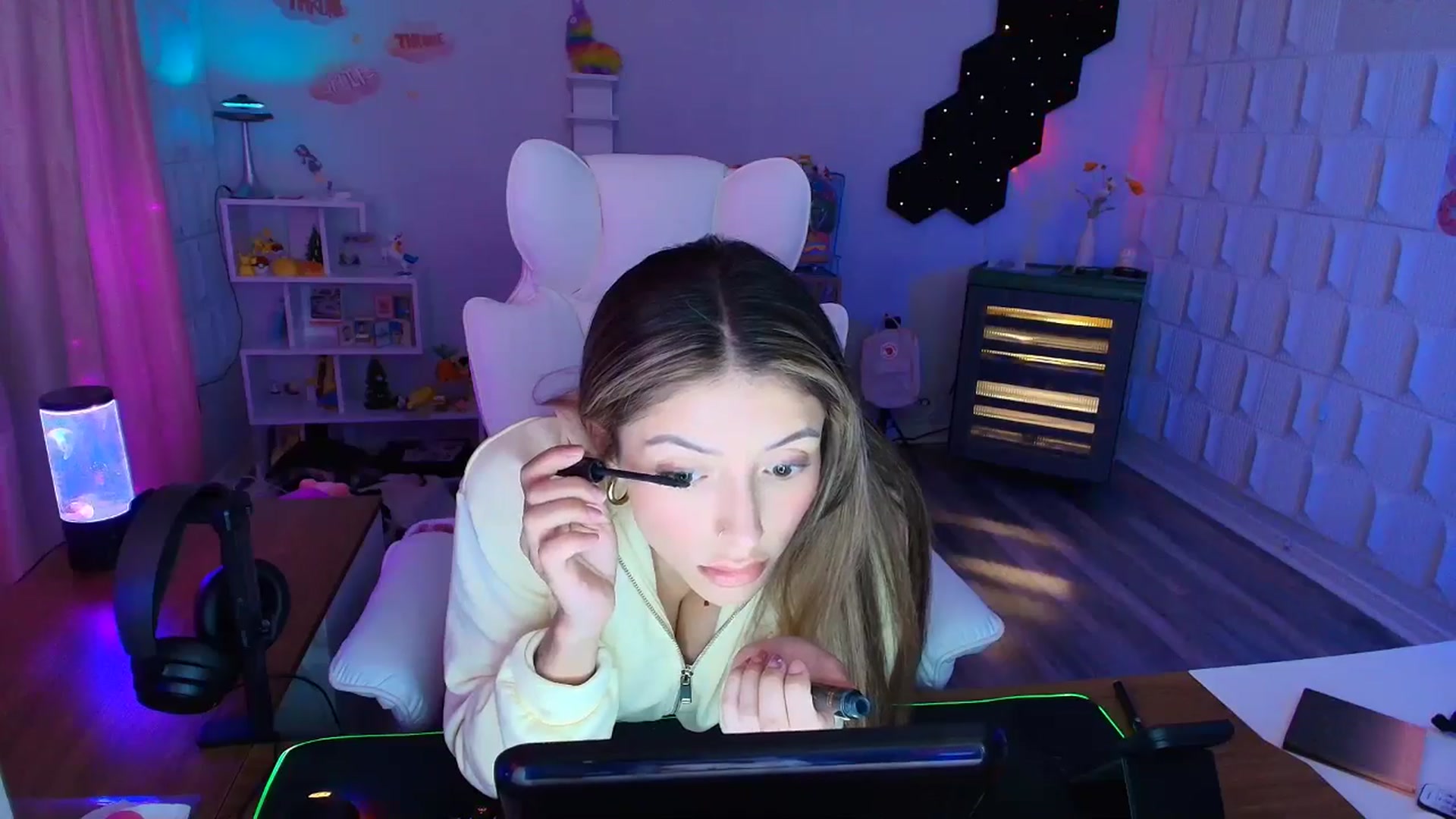 Gallery image thumbnail from kaydolll's myfreecams stream on, 04/19/2025, 05:01 image 7 of 20