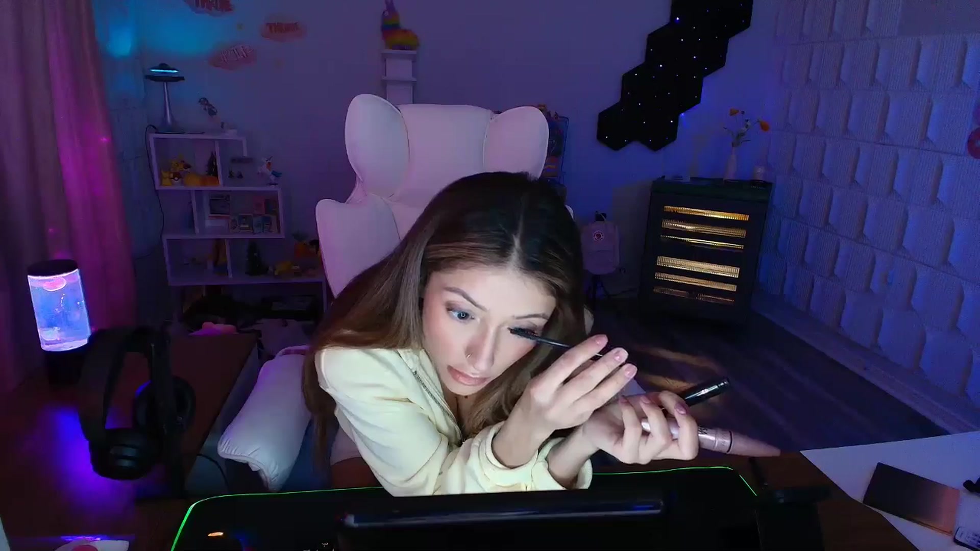 Gallery image thumbnail from kaydolll's myfreecams stream on, 04/19/2025, 05:01 image 12 of 20