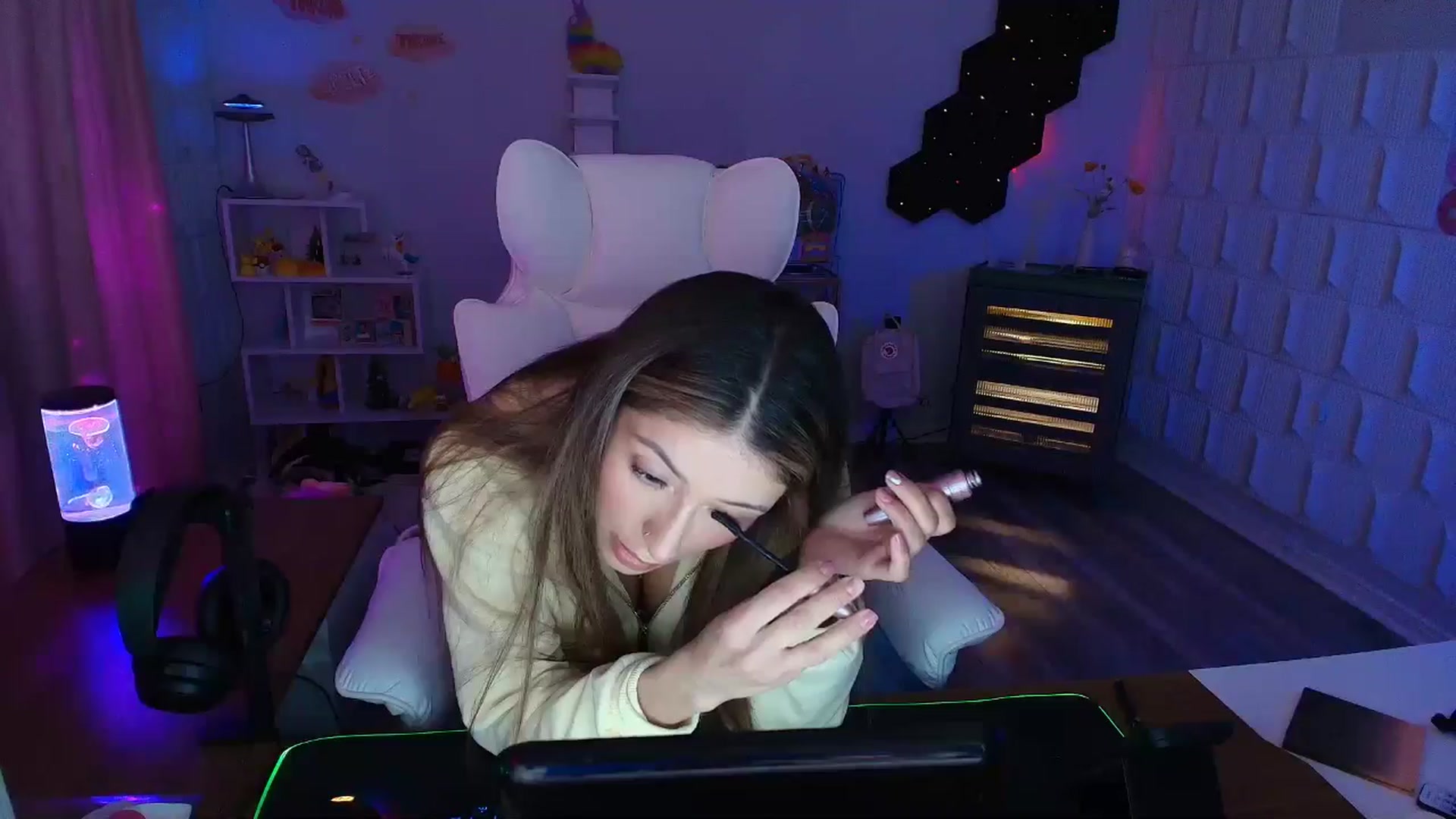 Gallery image thumbnail from kaydolll's myfreecams stream on, 04/19/2025, 05:01 image 16 of 20