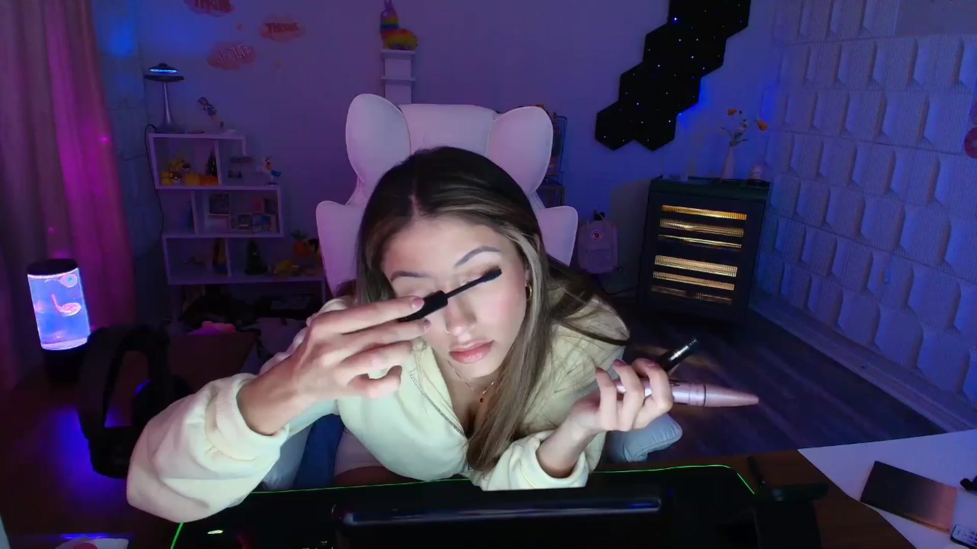 Gallery image thumbnail from kaydolll's myfreecams stream on, 04/19/2025, 05:01 image 11 of 20