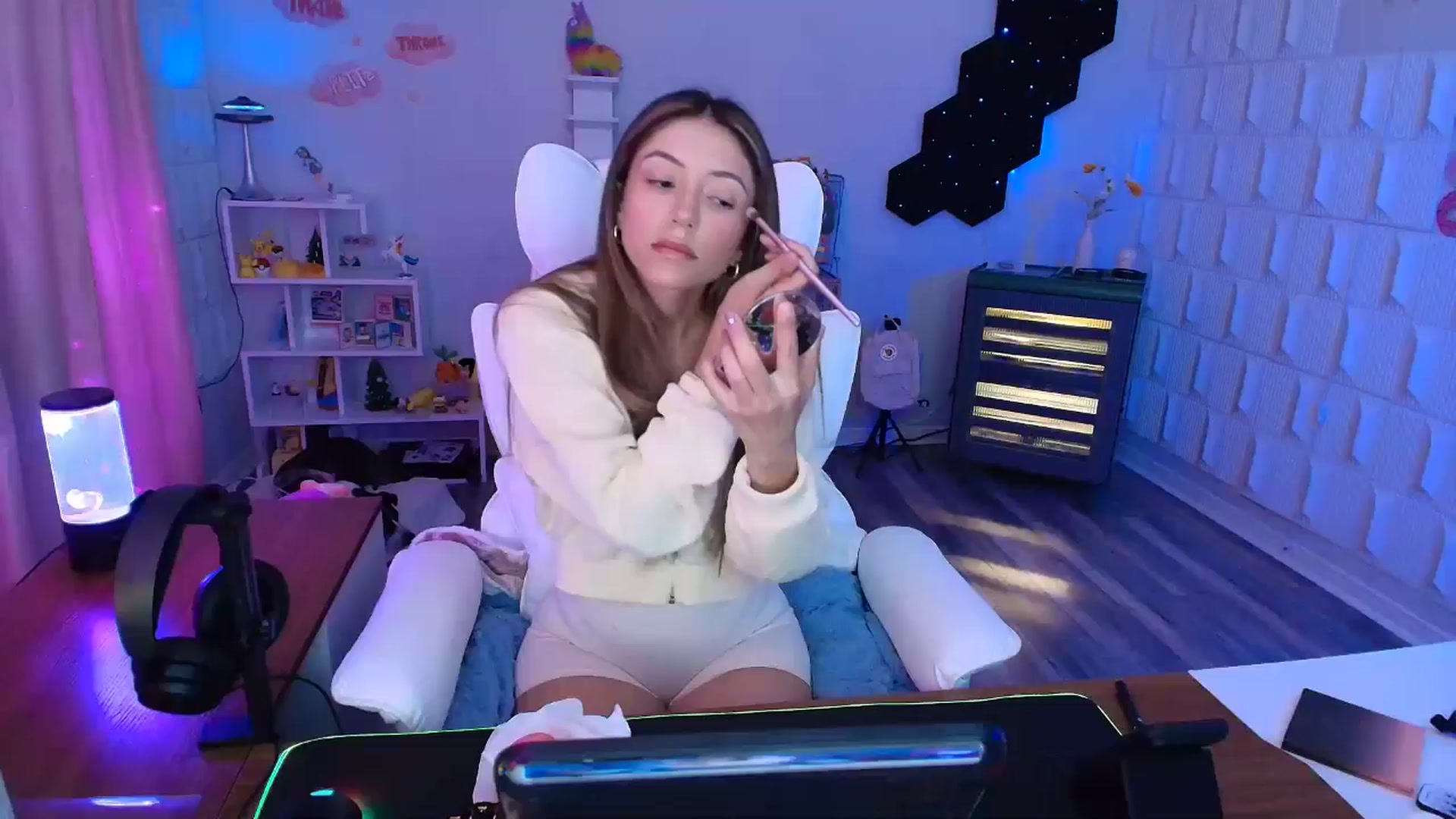 Gallery image thumbnail from kaydolll's myfreecams stream on, 04/19/2025, 05:01 image 1 of 20