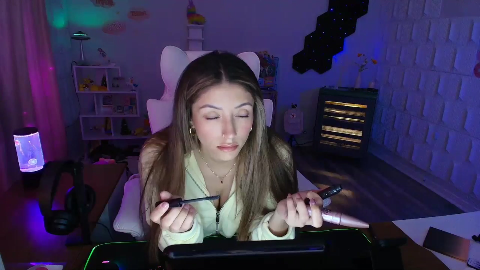 Gallery image thumbnail from kaydolll's myfreecams stream on, 04/19/2025, 05:01 image 13 of 20
