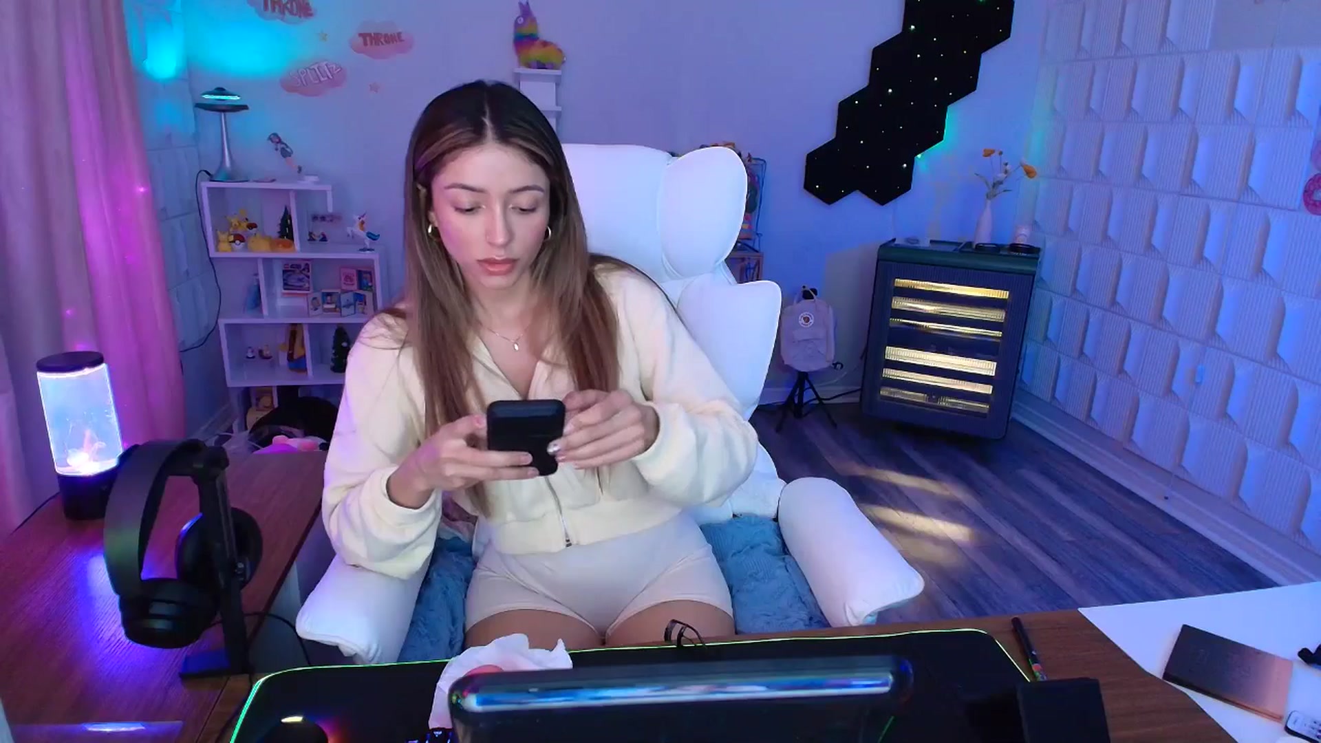 Gallery image thumbnail from kaydolll's myfreecams stream on, 04/19/2025, 05:01 image 2 of 20