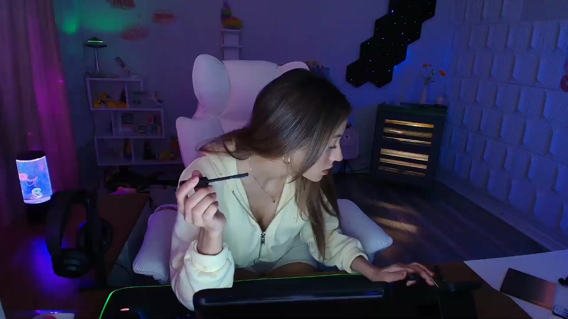 Gallery image thumbnail from kaydolll's myfreecams stream on, 04/19/2025, 05:01 image 8 of 20