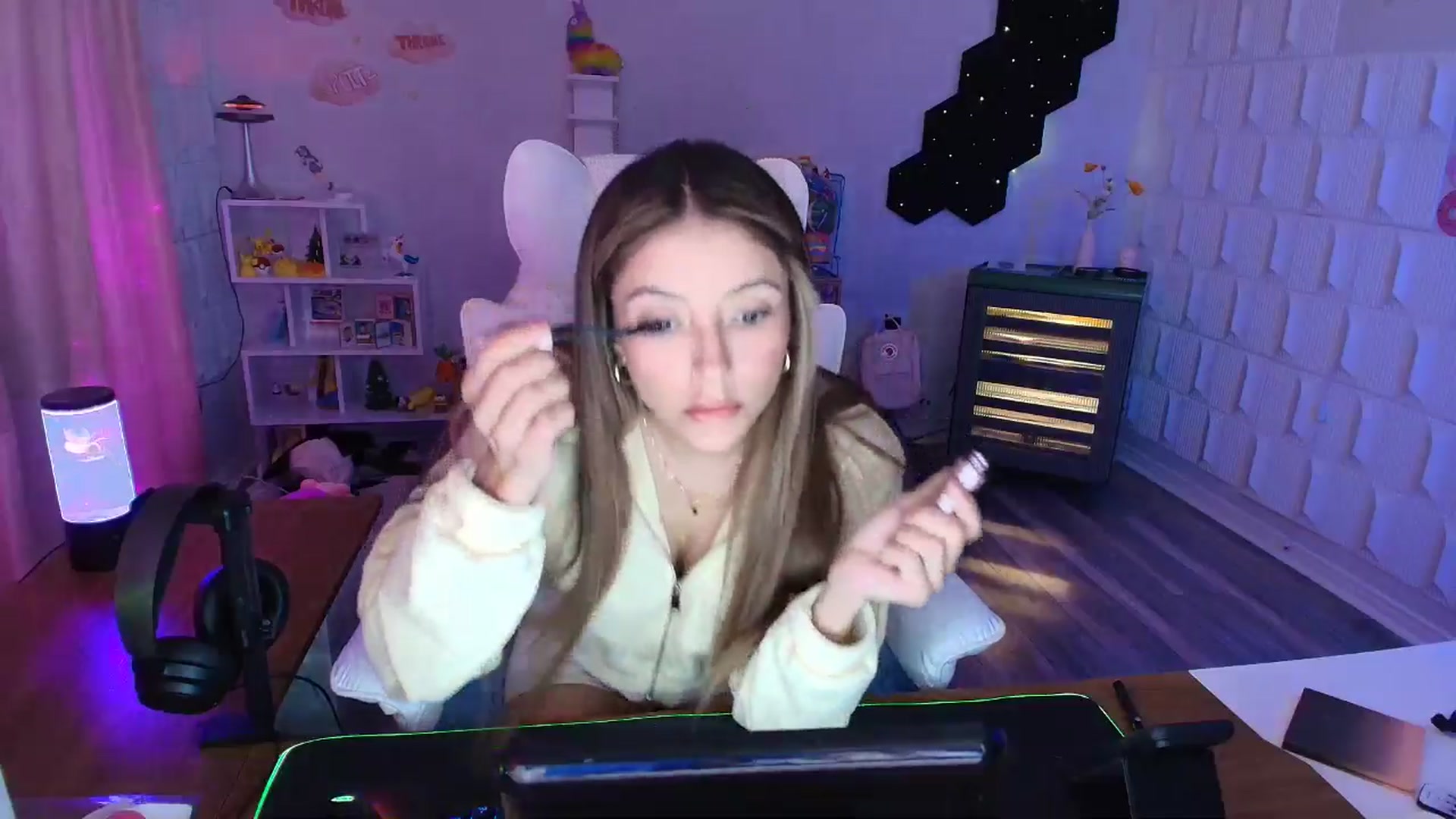 Gallery image thumbnail from kaydolll's myfreecams stream on, 04/19/2025, 05:01 image 15 of 20