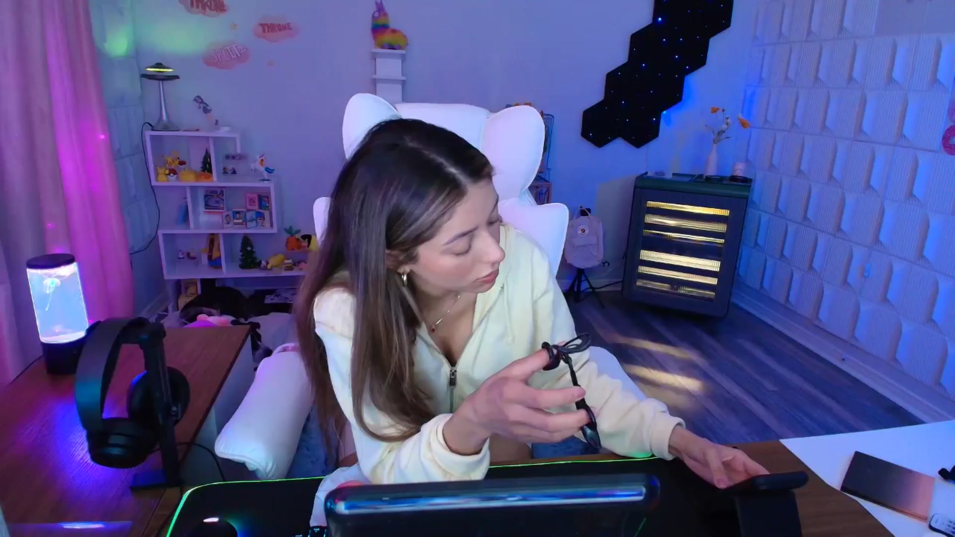 Gallery image thumbnail from kaydolll's myfreecams stream on, 04/19/2025, 05:01 image 4 of 20