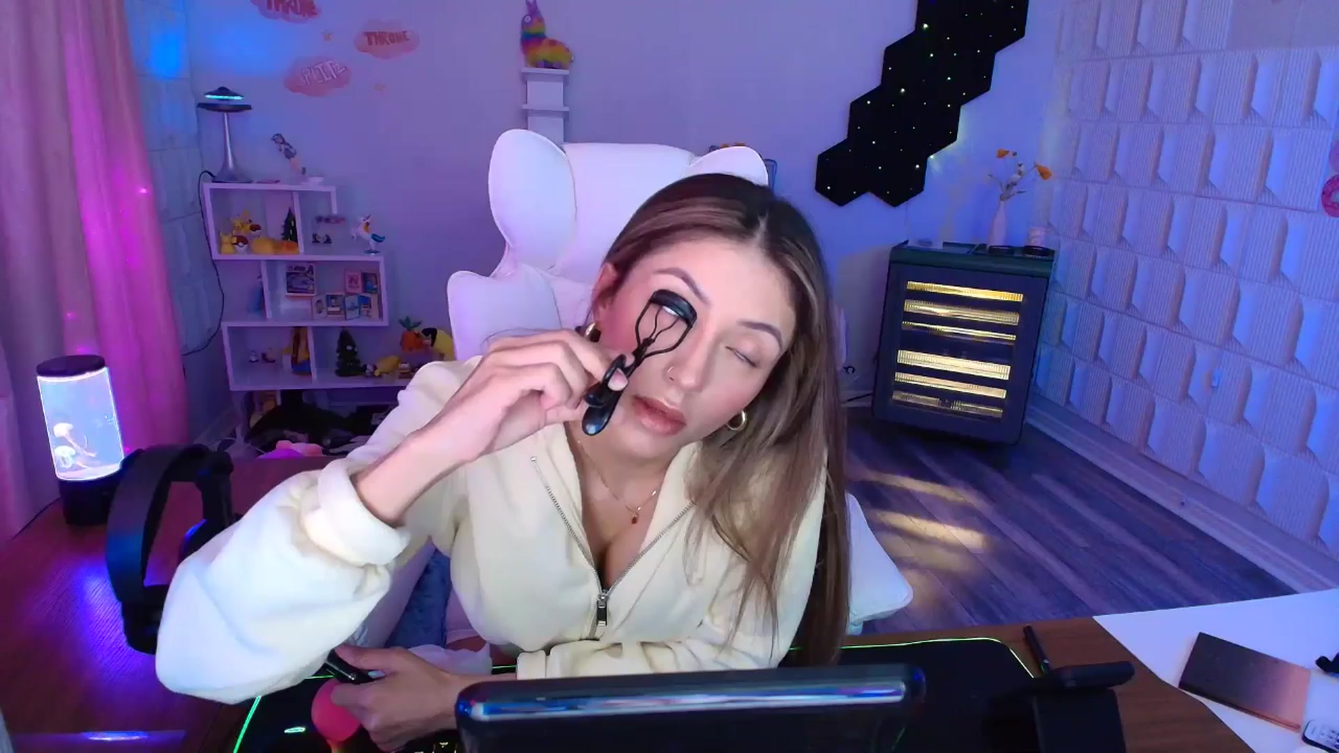 Gallery image thumbnail from kaydolll's myfreecams stream on, 04/19/2025, 05:01 image 6 of 20
