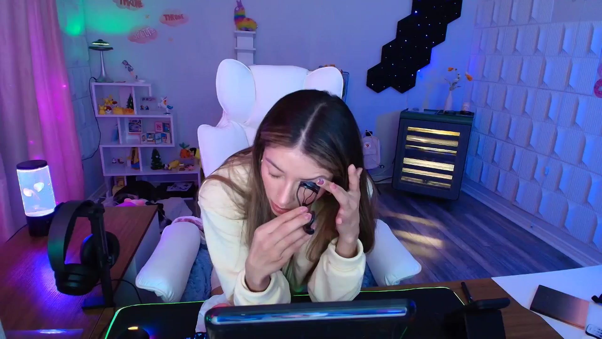 Gallery image thumbnail from kaydolll's myfreecams stream on, 04/19/2025, 05:01 image 3 of 20