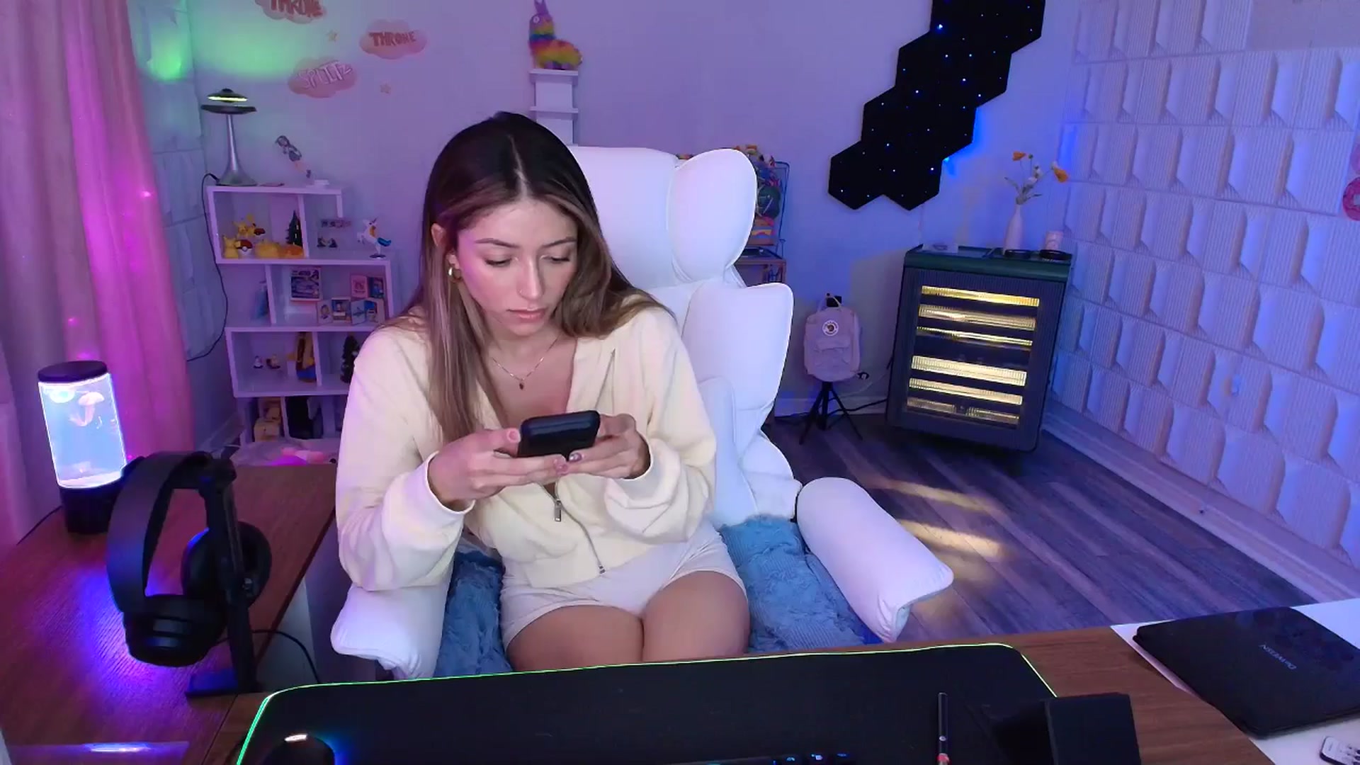 Gallery image thumbnail from kaydolll's myfreecams stream on, 04/19/2025, 05:27 image 14 of 20