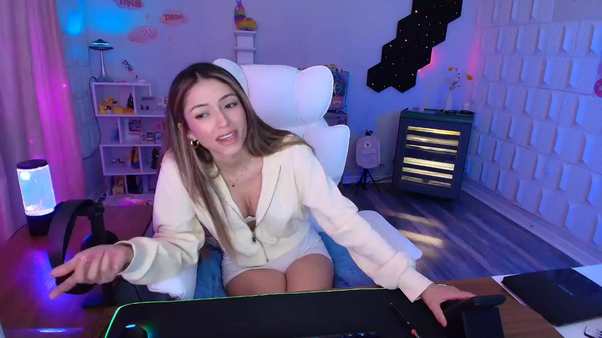 Gallery image thumbnail from kaydolll's myfreecams stream on, 04/19/2025, 05:27 image 17 of 20