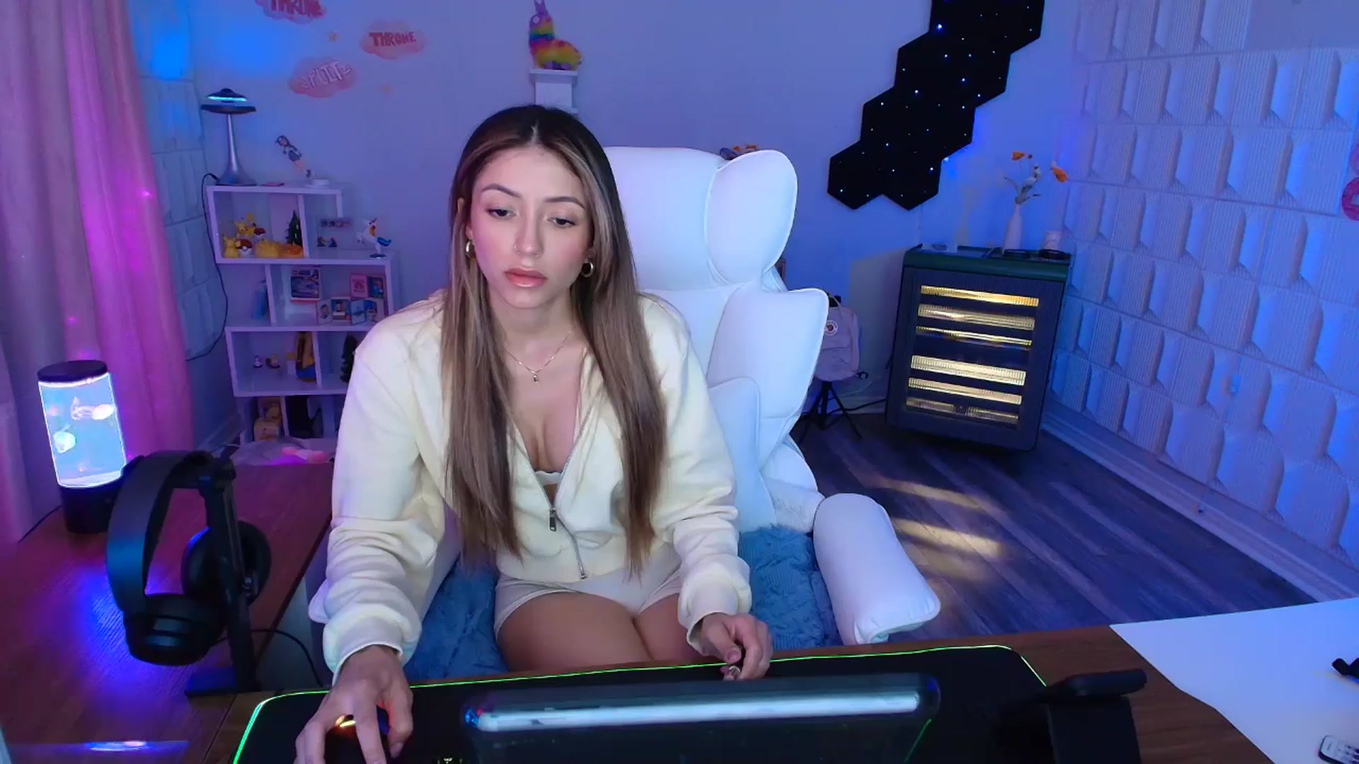 Gallery image thumbnail from kaydolll's myfreecams stream on, 04/19/2025, 05:27 image 3 of 20