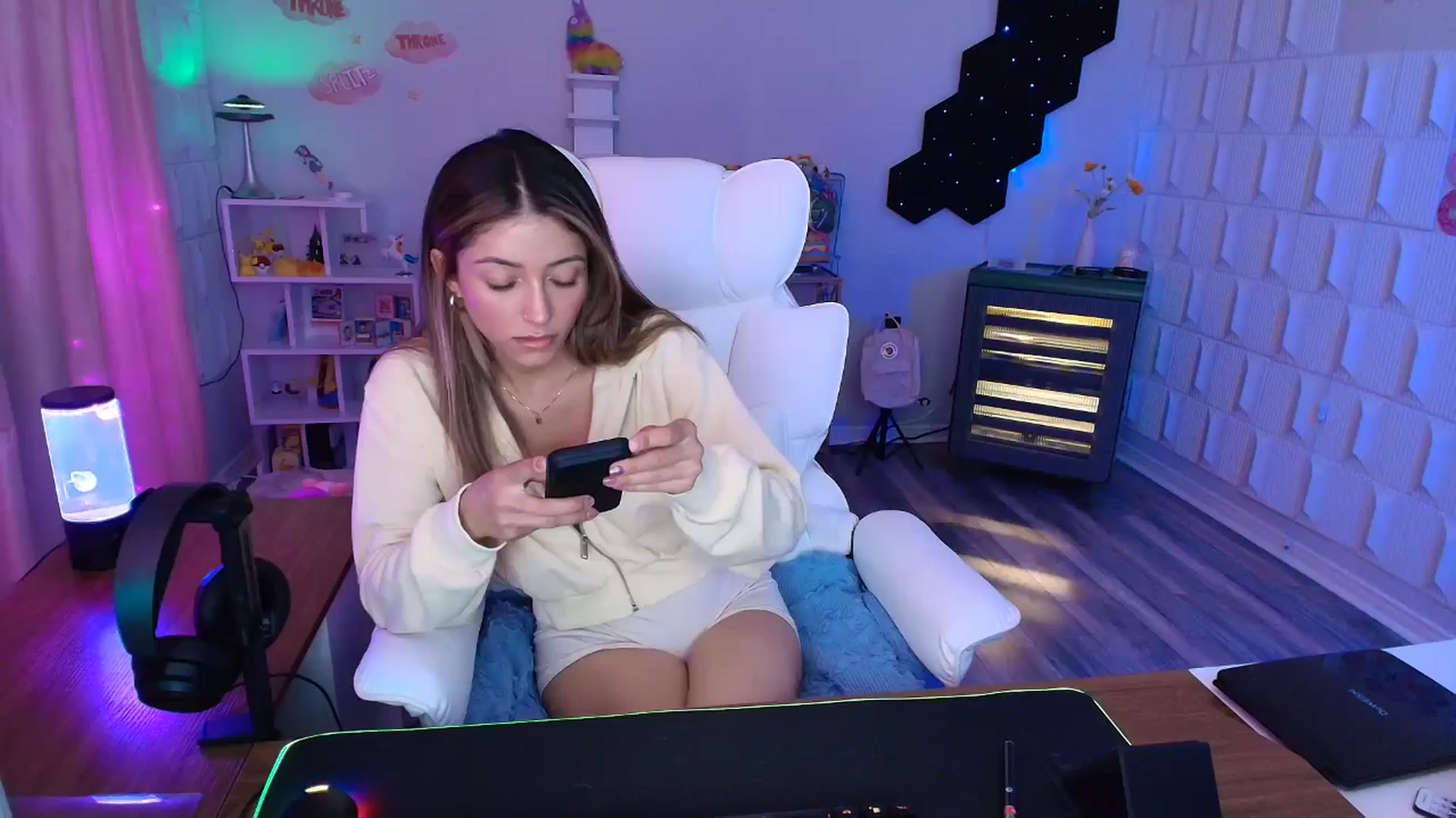 Gallery image thumbnail from kaydolll's myfreecams stream on, 04/19/2025, 05:27 image 15 of 20