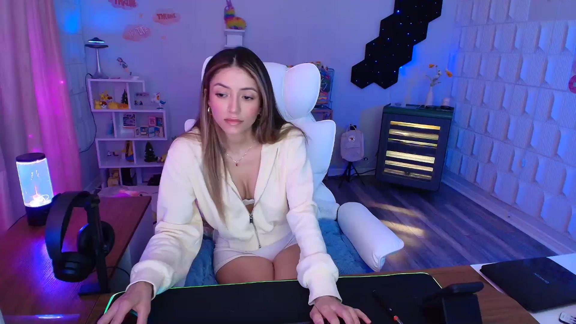 Gallery image thumbnail from kaydolll's myfreecams stream on, 04/19/2025, 05:27 image 18 of 20