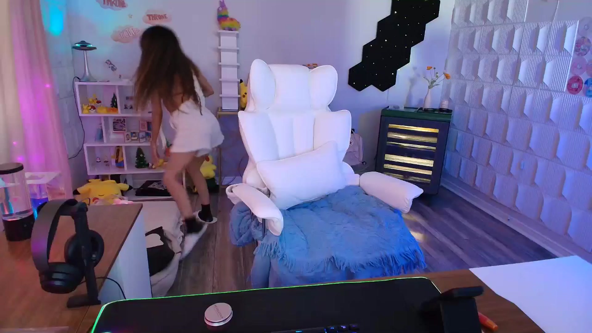 Gallery image thumbnail from kaydolll's myfreecams stream on, 04/19/2025, 22:20 image 2 of 20