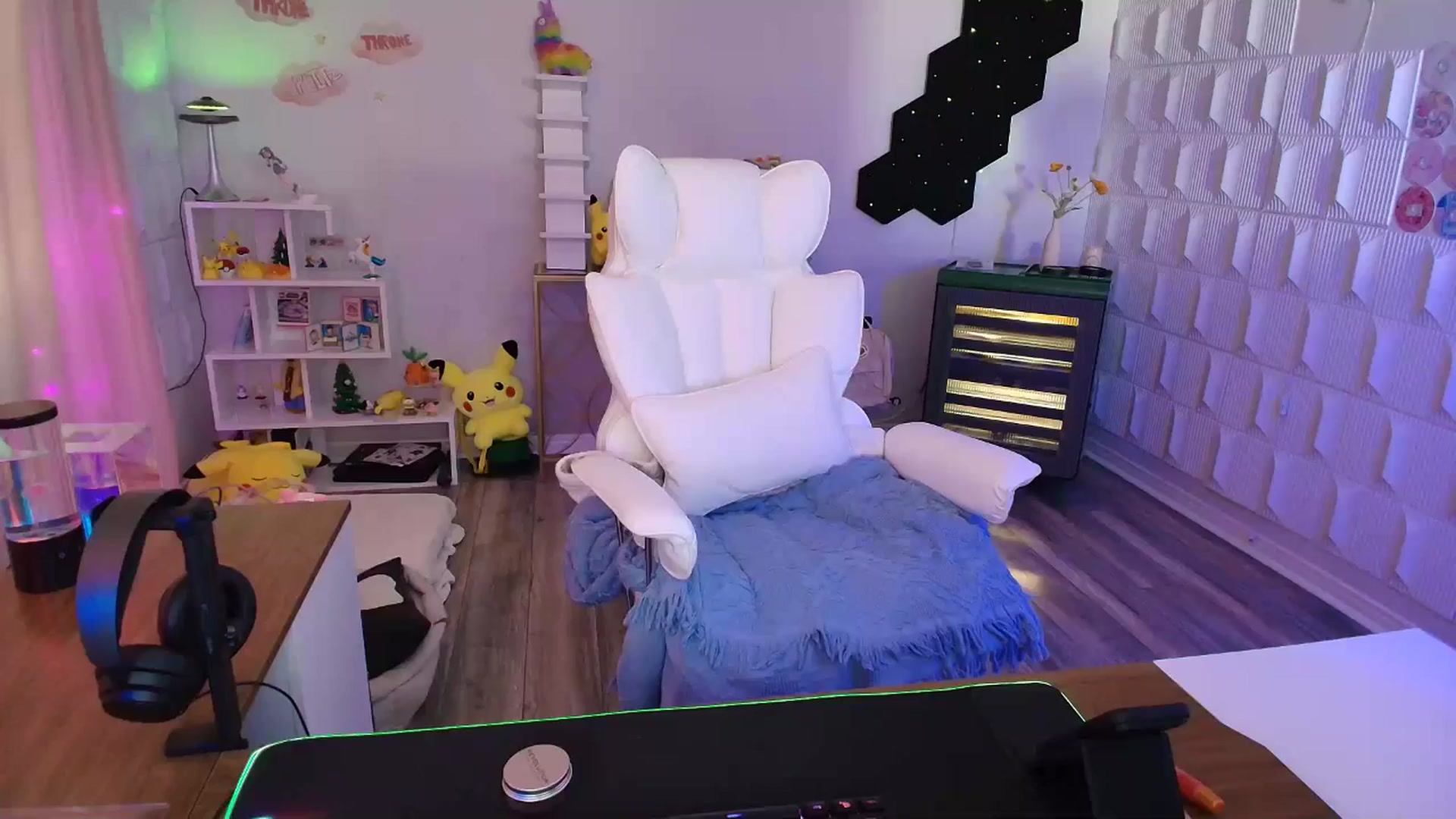 Gallery image thumbnail from kaydolll's myfreecams stream on, 04/19/2025, 22:20 image 3 of 20
