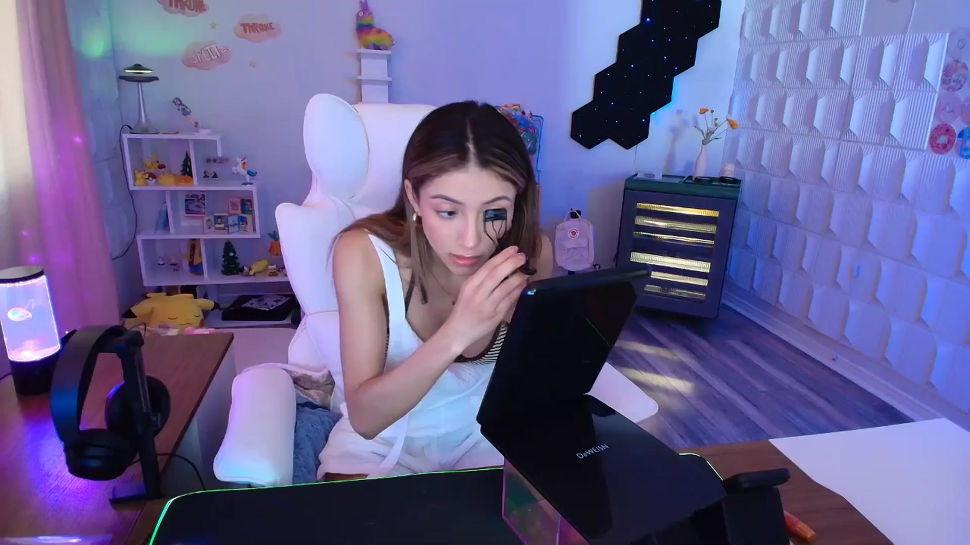 Gallery image thumbnail from kaydolll's myfreecams stream on, 04/19/2025, 22:20 image 11 of 20