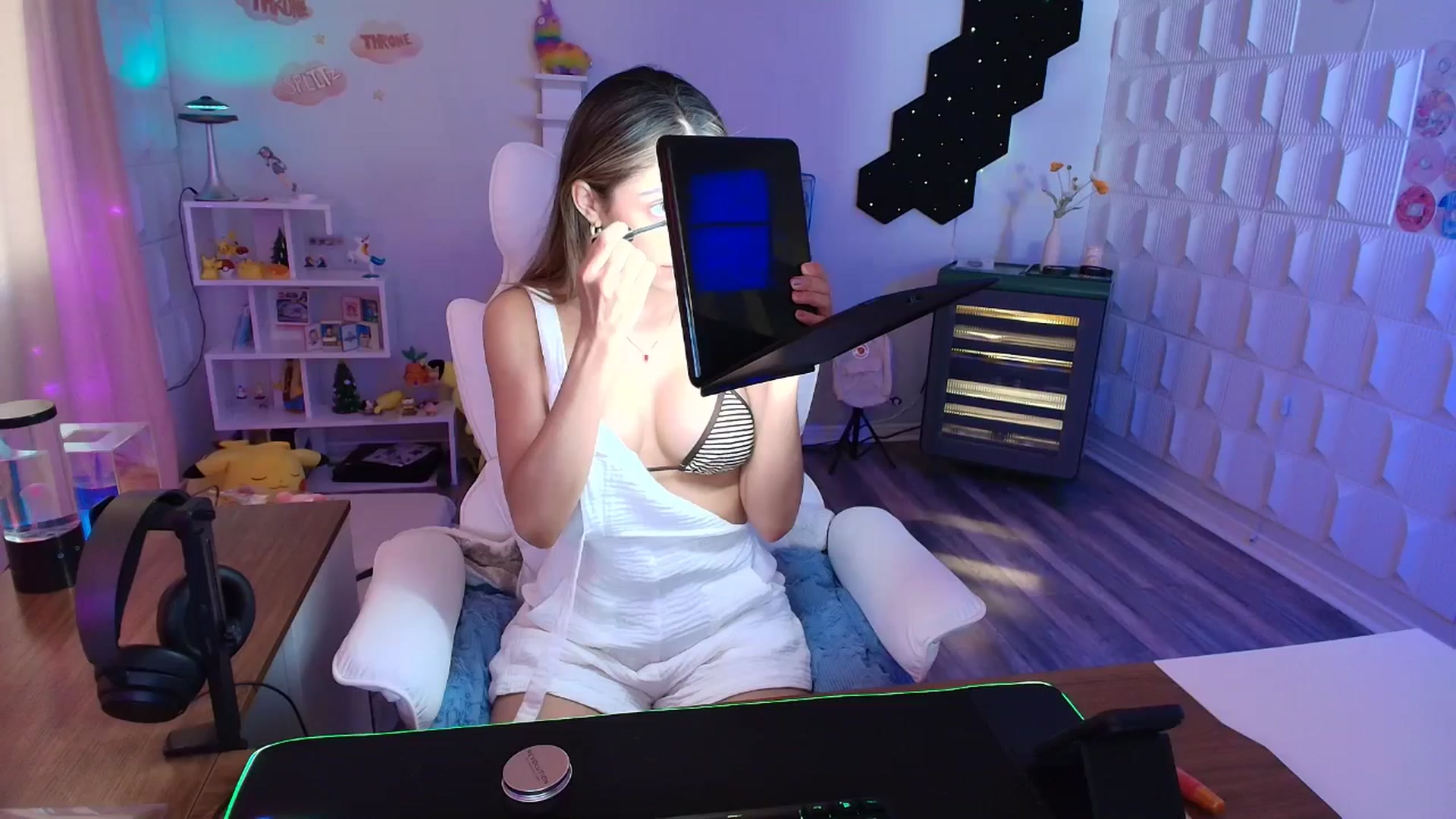 Gallery image thumbnail from kaydolll's myfreecams stream on, 04/19/2025, 22:20 image 6 of 20