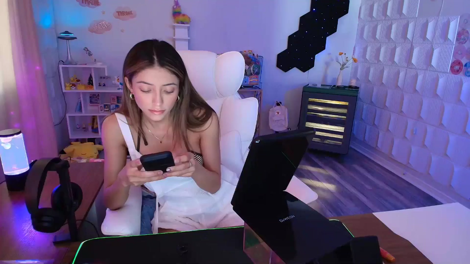 Gallery image thumbnail from kaydolll's myfreecams stream on, 04/19/2025, 22:20 image 13 of 20