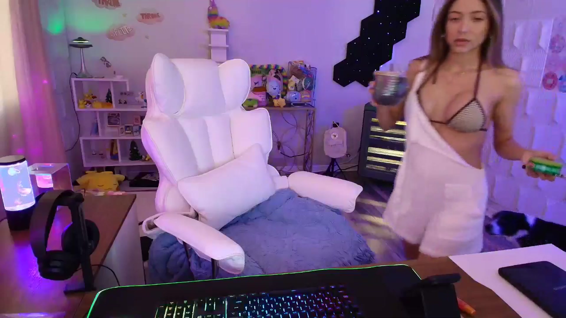 Gallery image thumbnail from kaydolll's myfreecams stream on, 04/19/2025, 22:20 image 18 of 20